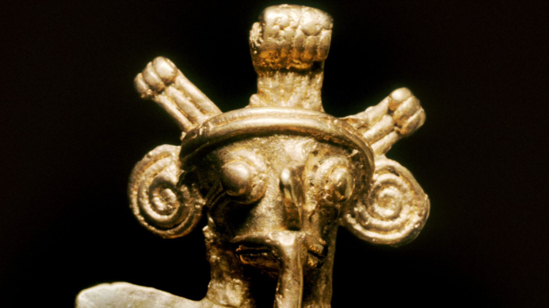 File:Panamanian - Pendant of Musician with Feather Headdress Playing an Instrument - Walters 57284.jpg