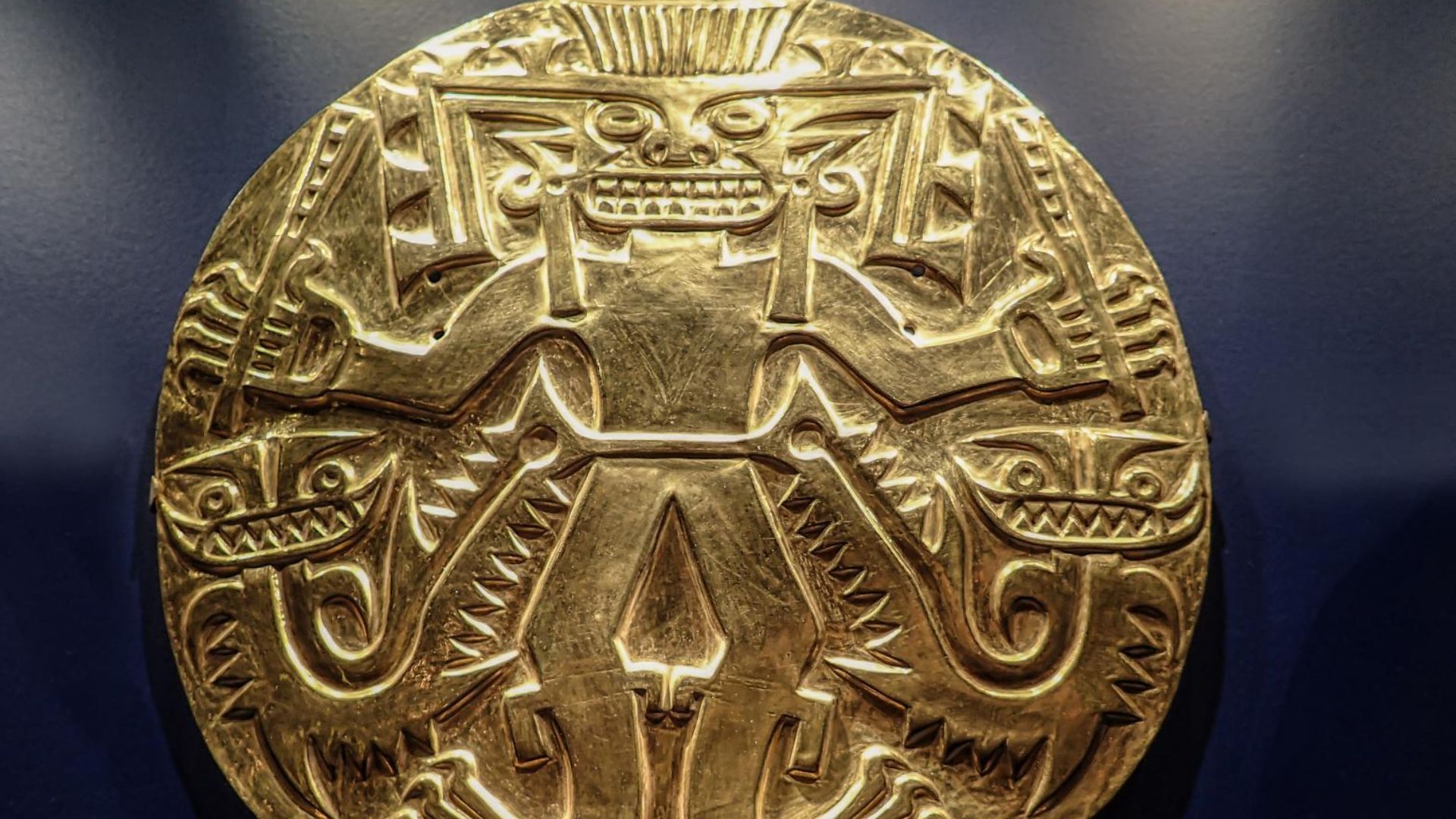 File:Real embossed gold plaque from the Conte Culture of Panama 500-900 CE (18027967013).jpg