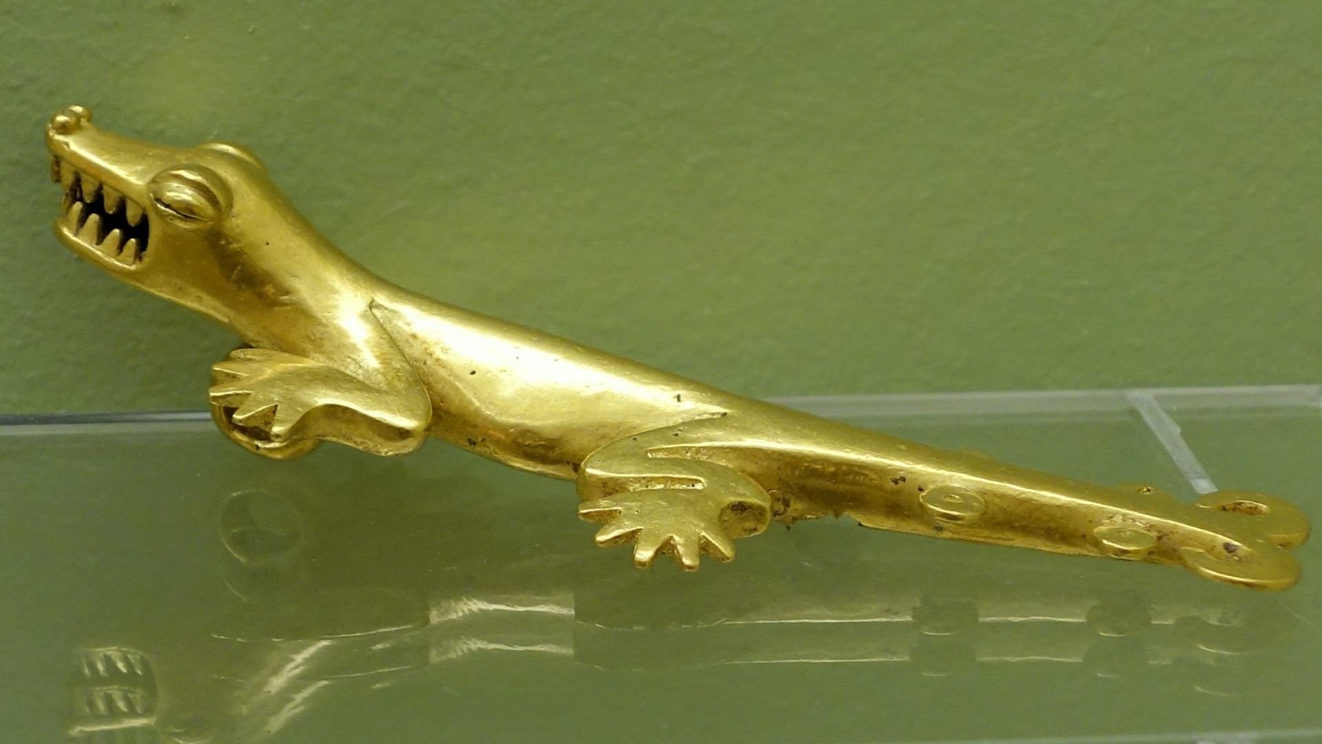 File:Figure in the form of a cayman, Cocle, Panama, 800-1500 AD, gold - Fitchburg Art Museum - DSC08821.JPG
