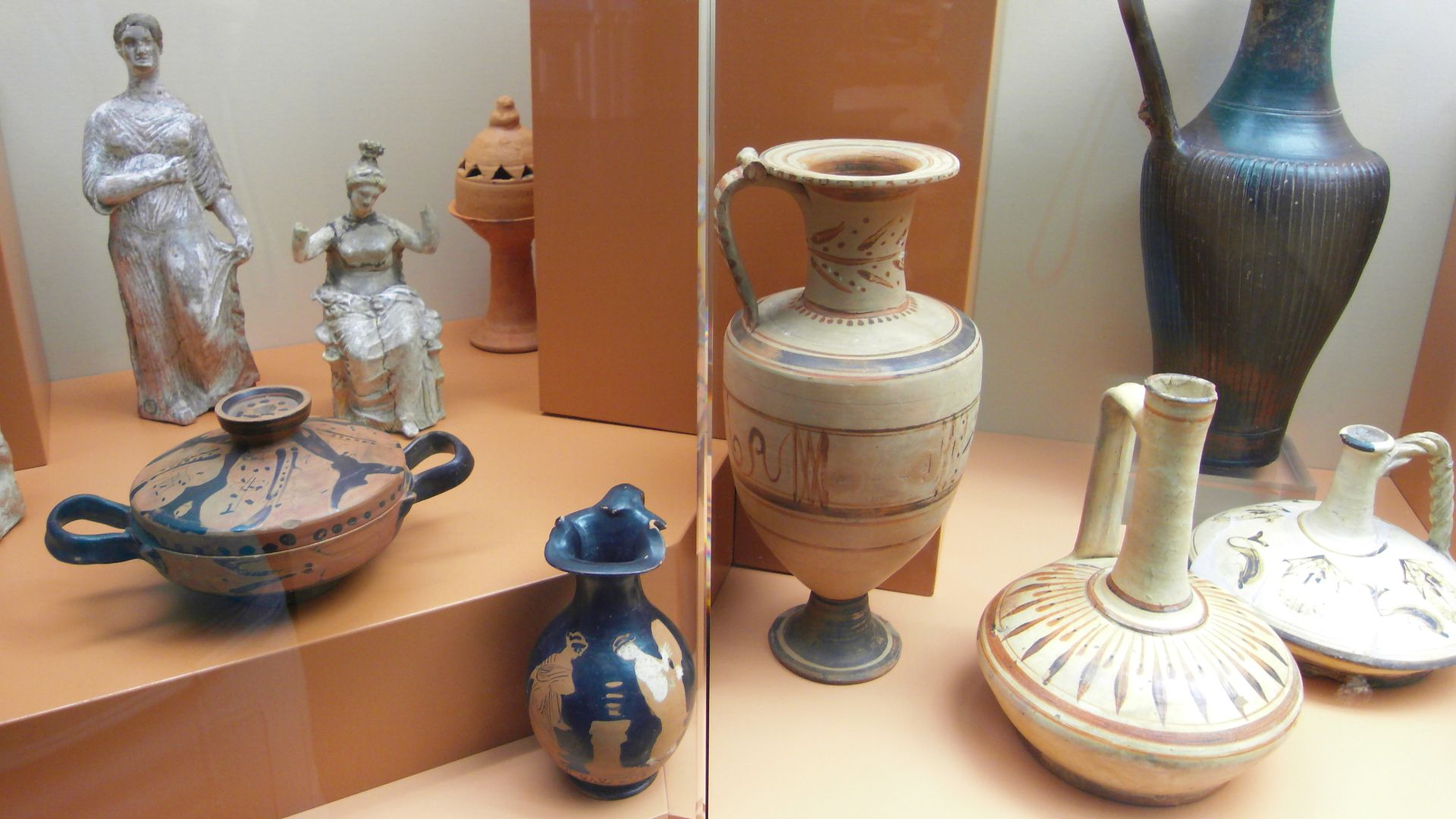 File:Pottery of ancient Greece in Archaeological Museum of Odessa.JPG