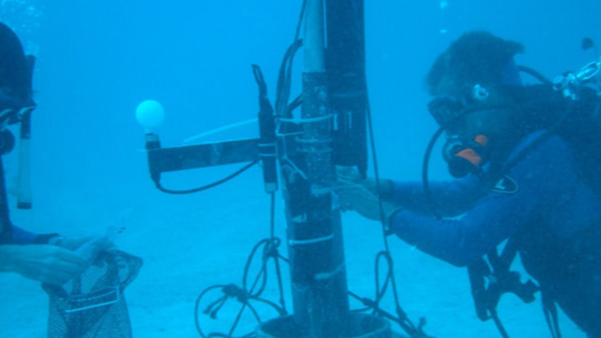 File:May, 2012 Monitoring water conditions on the ocean floor (7160593215).jpg
