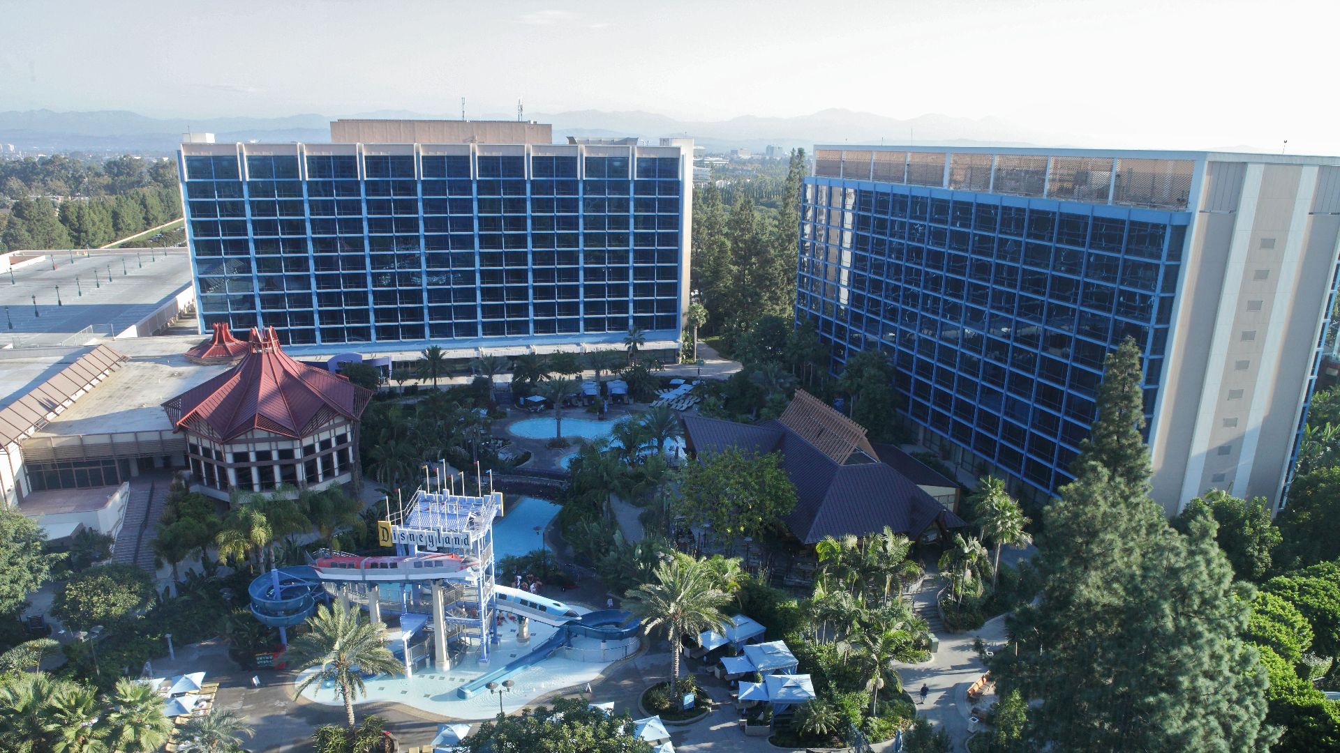 File:Disneyland Hotel.jpg