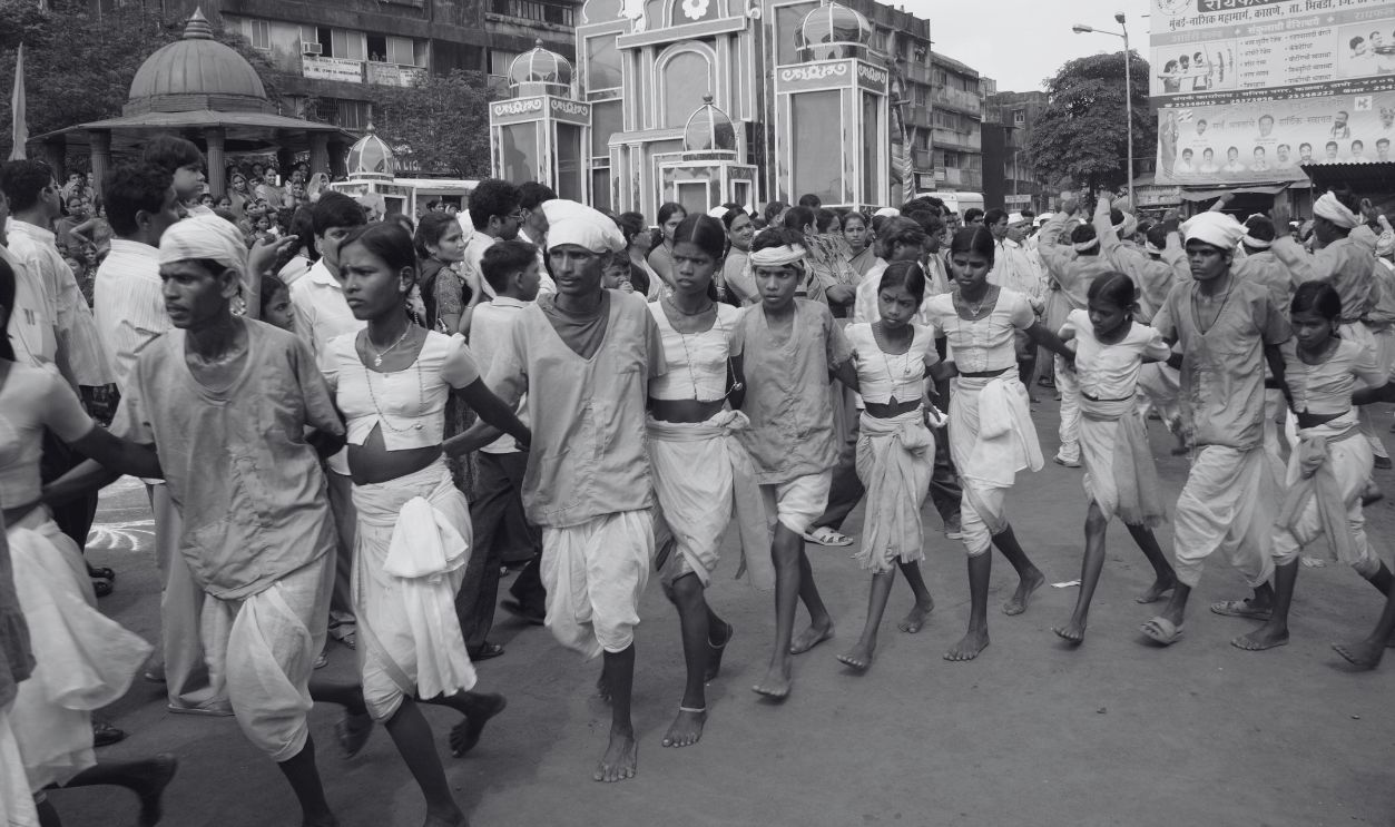 Gettyimages - 144103329, Warli Tribal Dance On Road During The Religious Procession Of Goddess Amba Devi'S Arrival, From Kalwa To Tembhi Naka, Thane, Maharashtra, India.