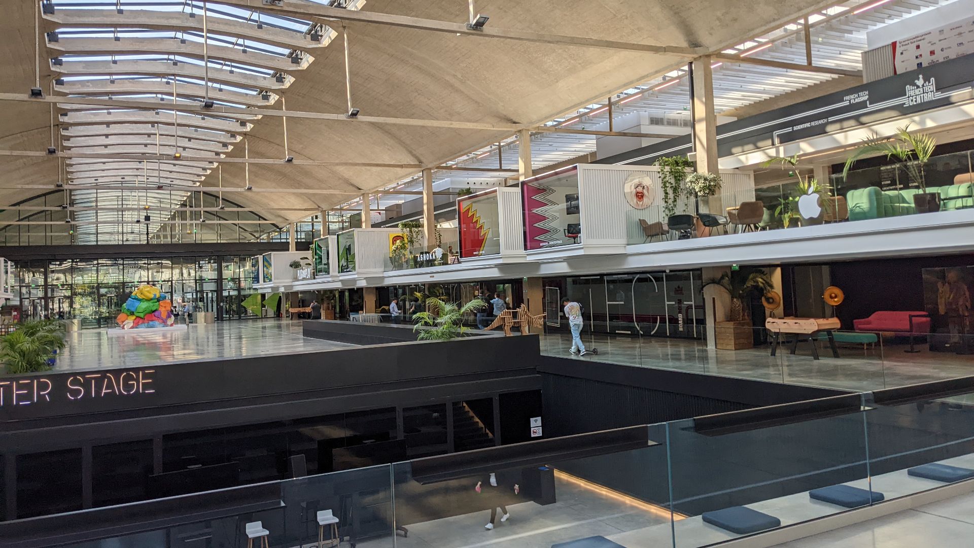 File:Intérieur de la Station F juin 2022 3.jpg