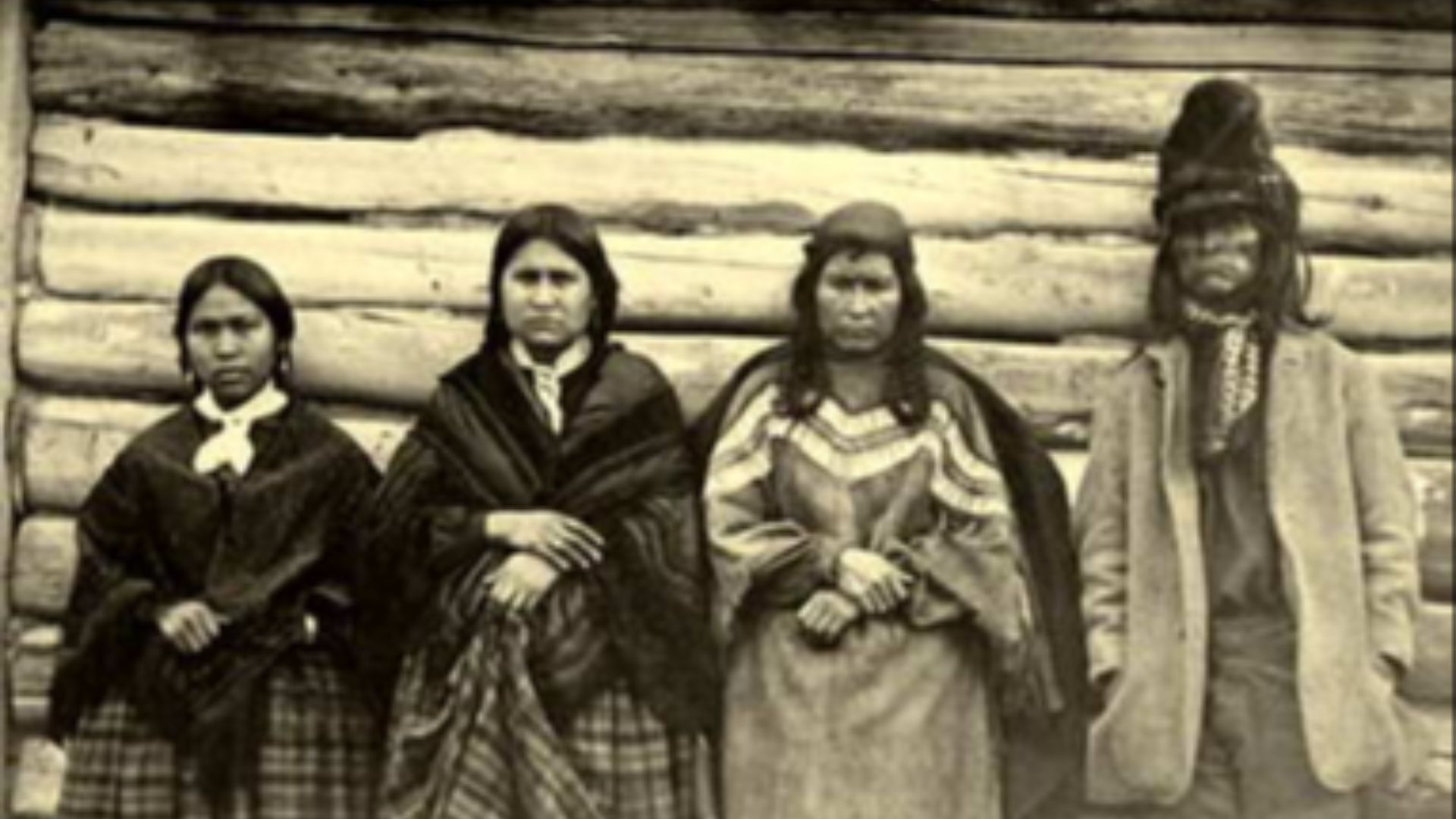 File:Lolo and daughters.jpg