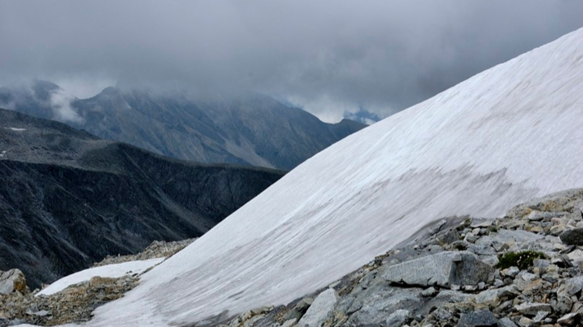 File:Firn field on the top of Säuleck.jpg