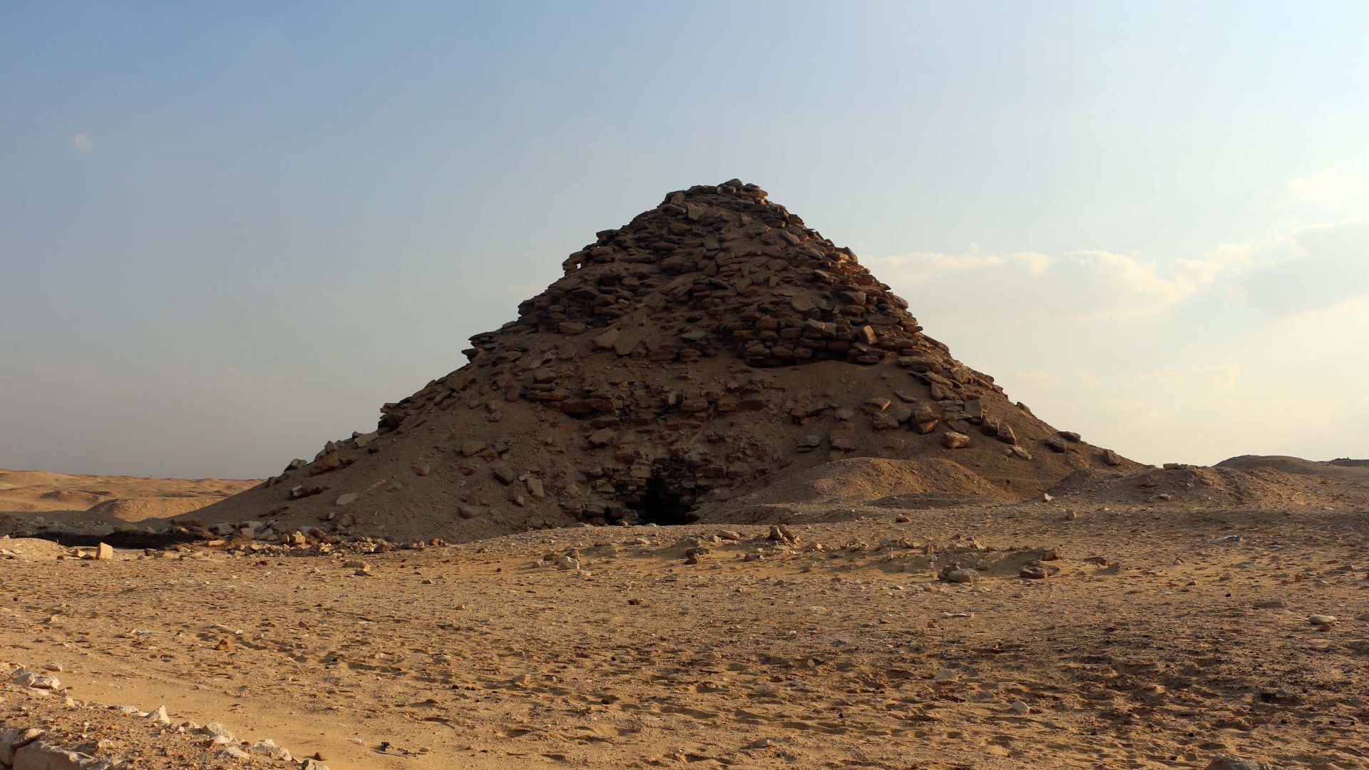 File:Saqqara, piramide di Userkaf 01.JPG