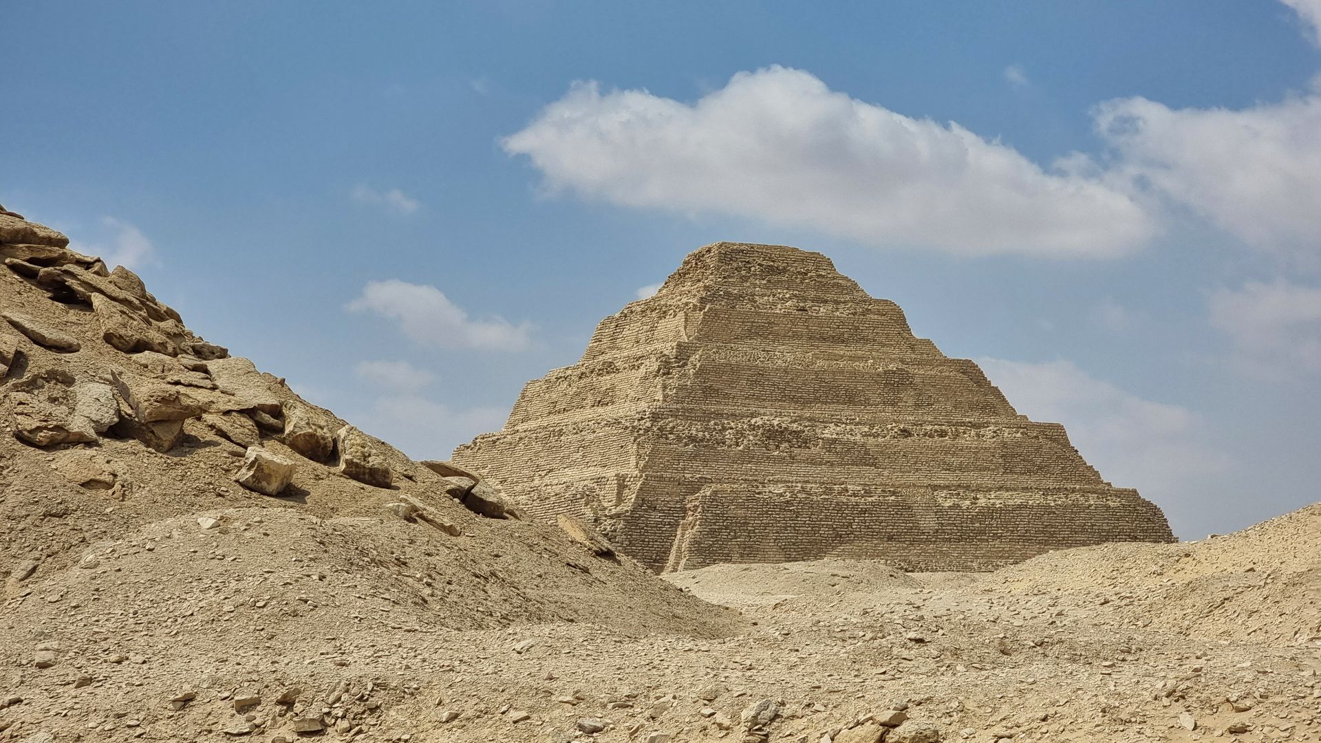 File:Pyramid of Userkaf at Saqqara, 2494-2487 BCE (3).jpg
