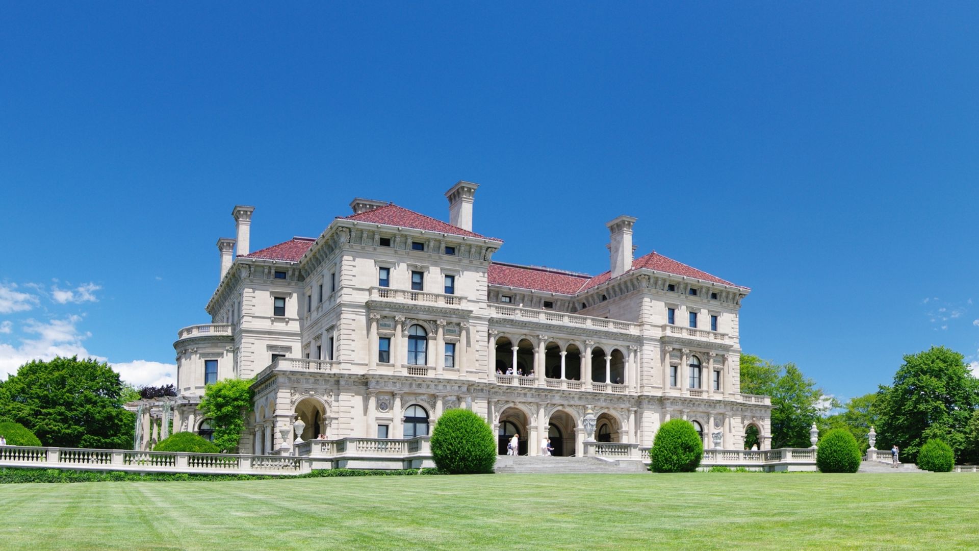 File:The Breakers 2010-07.jpg