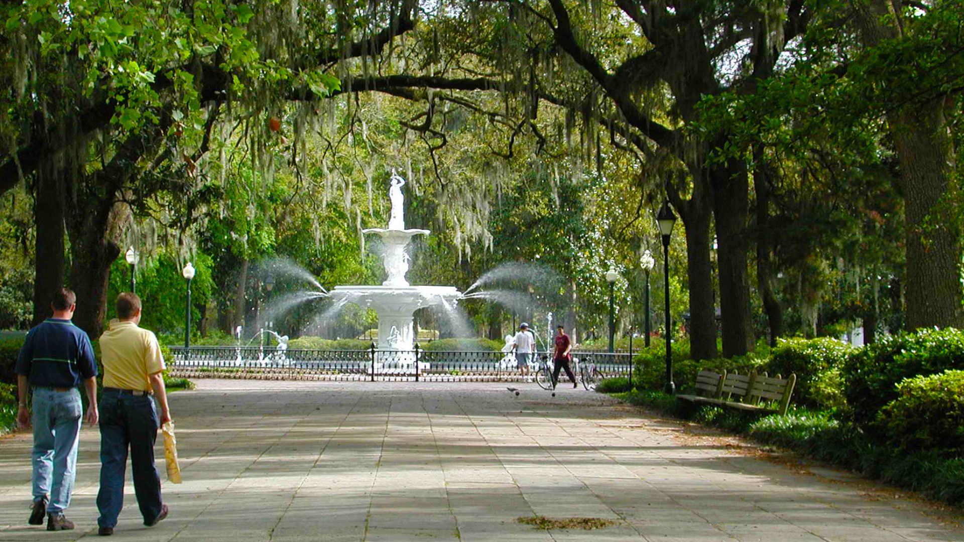 File:Savannah Park with Fountain.jpg