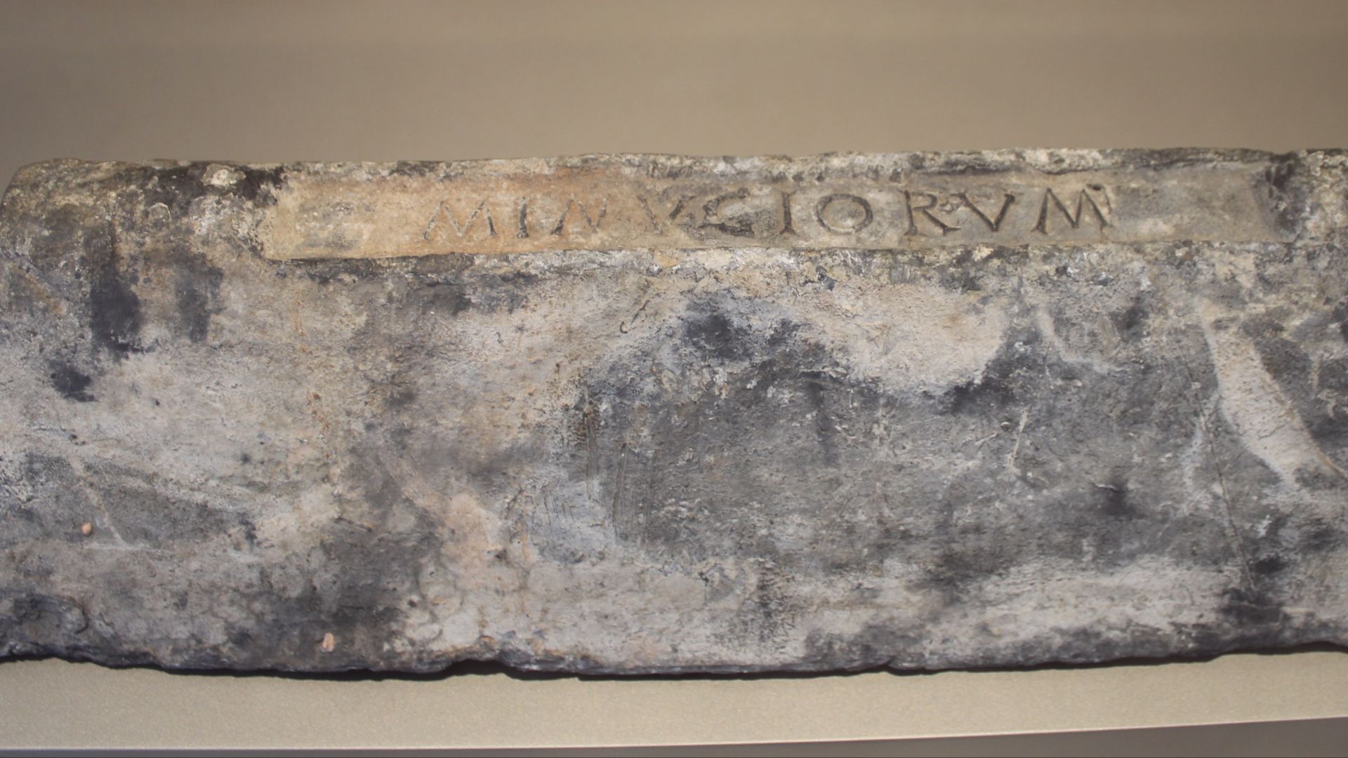 File:Lingot plomb estampille Sud Lavezzi 2 - Narbo Via.jpg