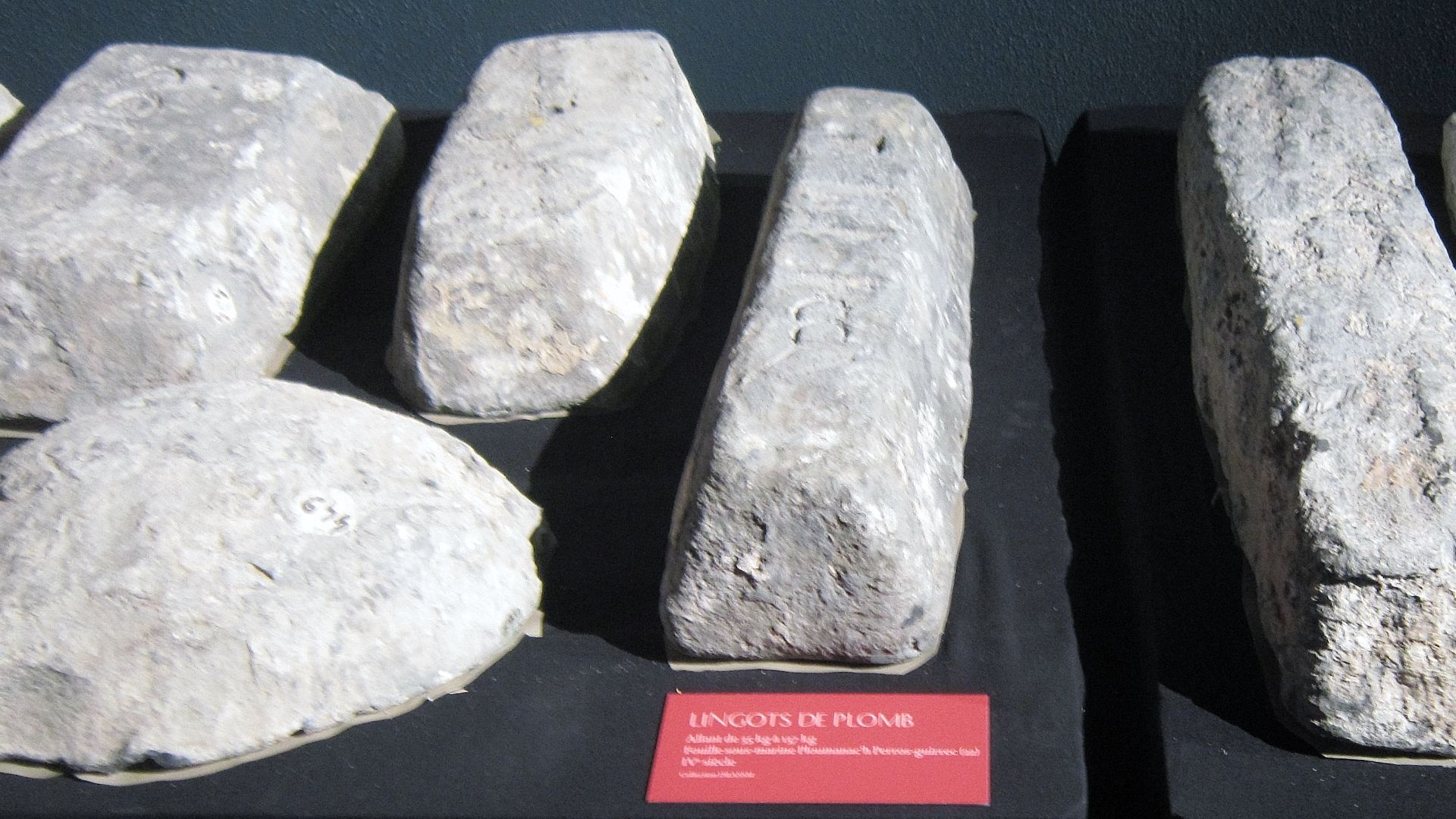 File:842 Lingots de plomb épave Ploumanach.jpg