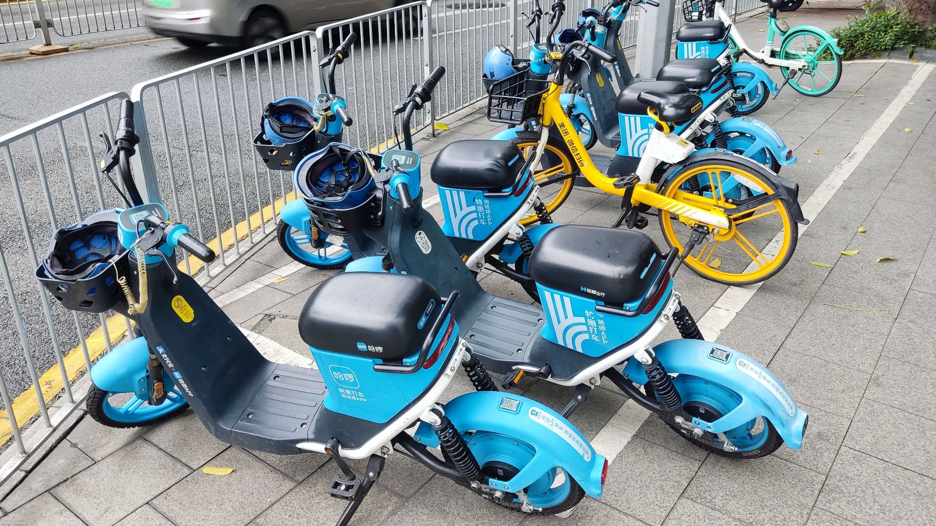 File:SZ 深圳 Shenzhen 南山 Nanshan 平山一路 Pingshan 1st Road 留仙大道 Liuxian Blvd blue 支付寶 Alipay public sharing electric scooter motorbike parking August 2023 Px3 02.jpg