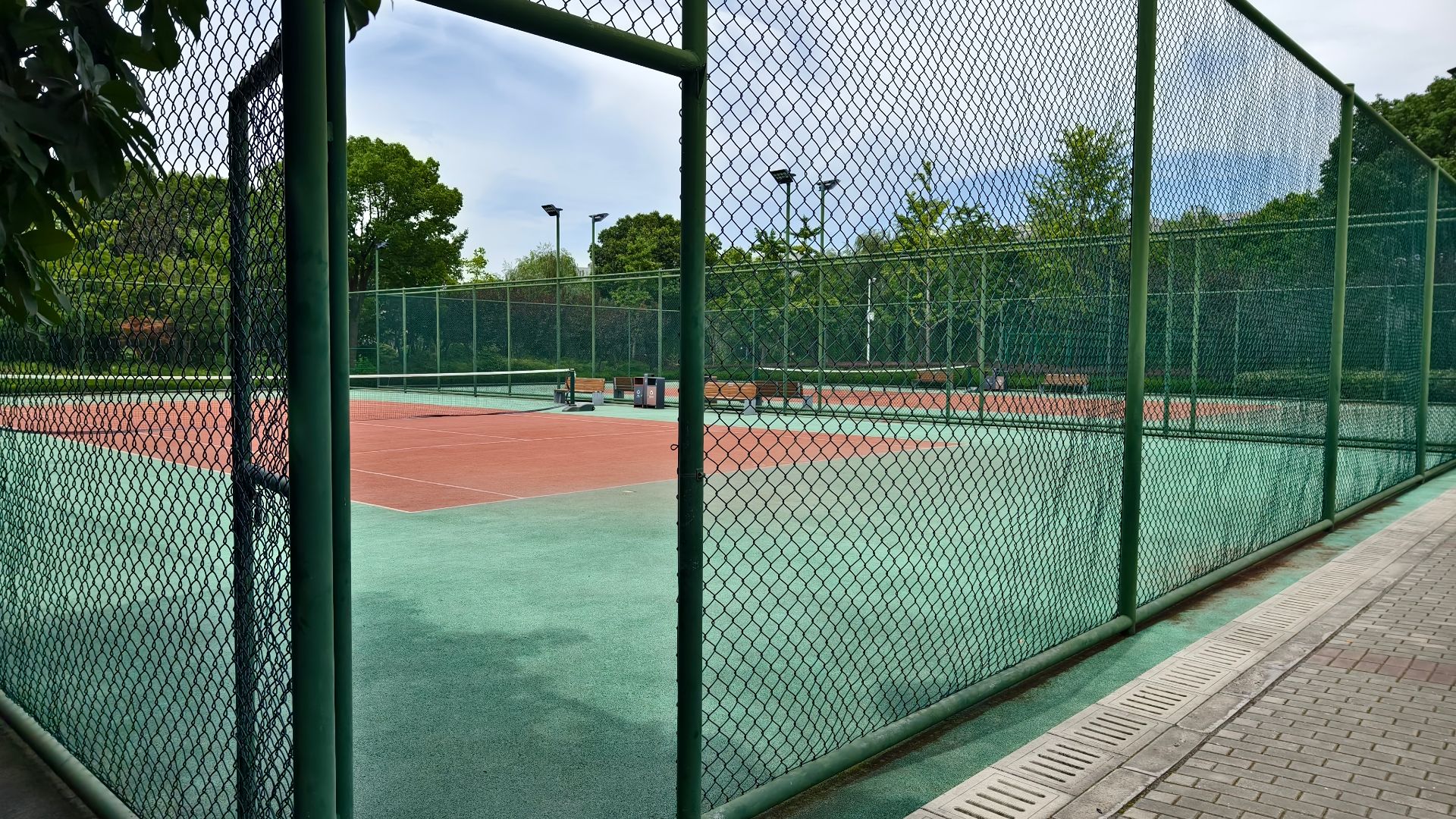 File:Tennis court in Huaxia Park.jpg
