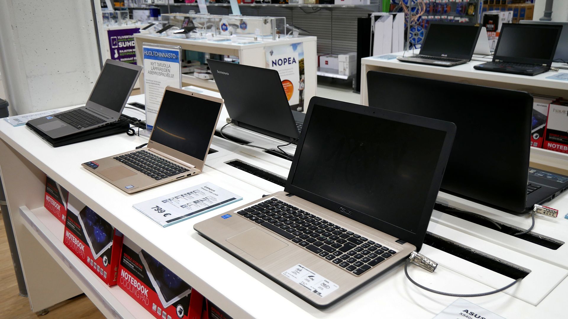 File:Laptops in store 20170514.jpg