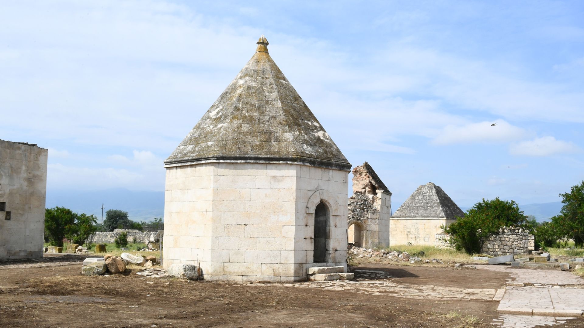 File:Imarat cemetery.jpg