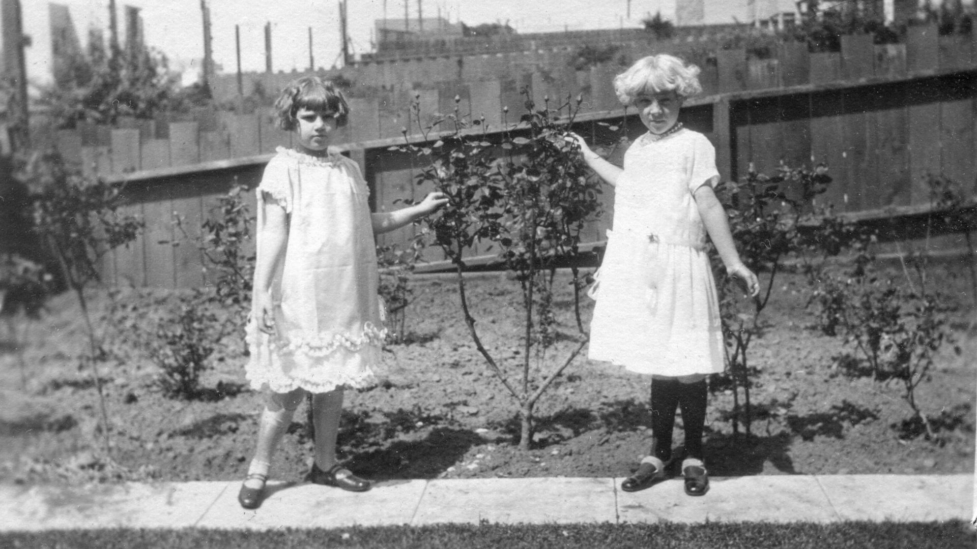 File:1920s Fashions for young Flappers in San Francisco.jpg