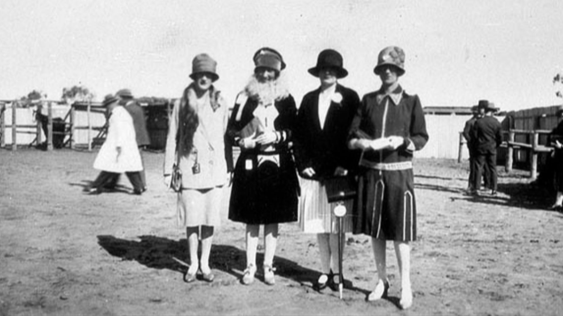 File:Fashions at Nyngan Picnic races - Nyngan, NSW, between 1927-1930 by unknown photographer from The State Library of New South Wales.jpg