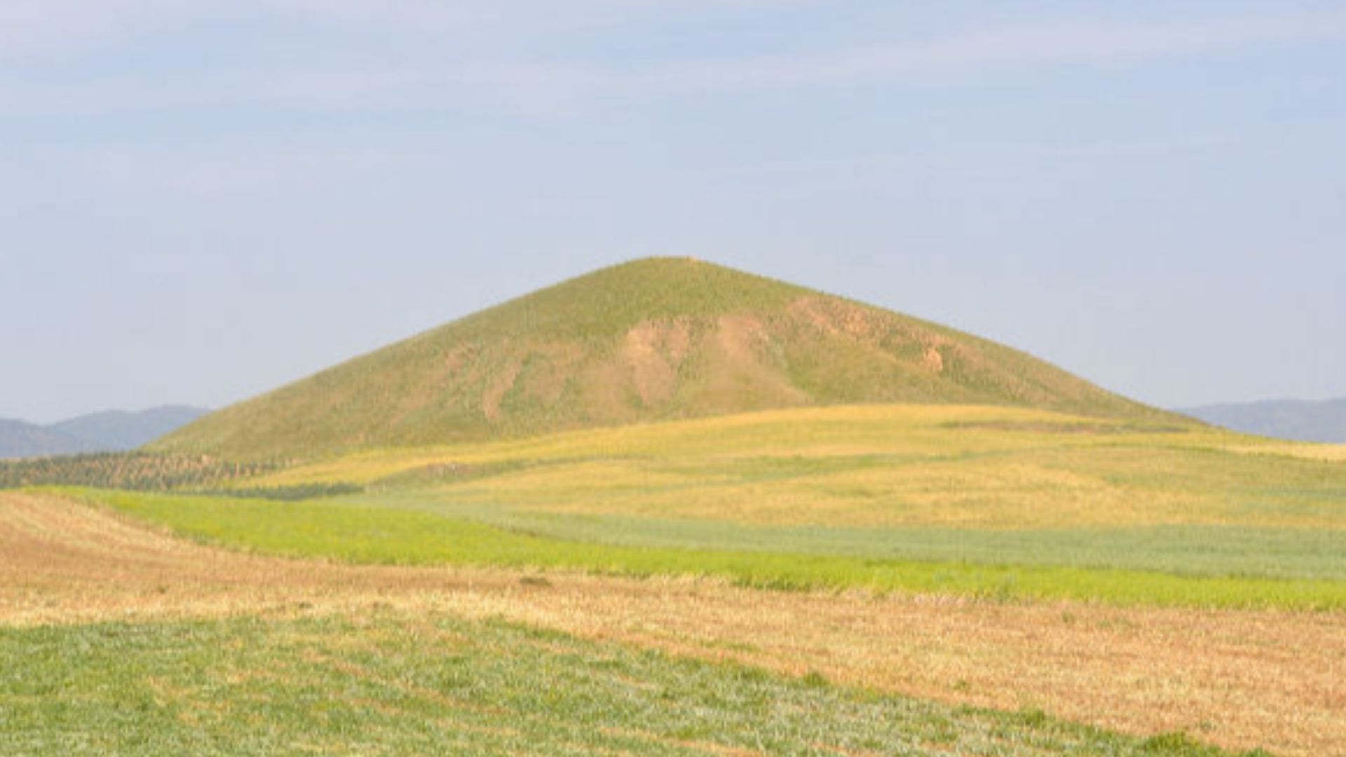 File:Bin Tepe, large tumulus.jpg