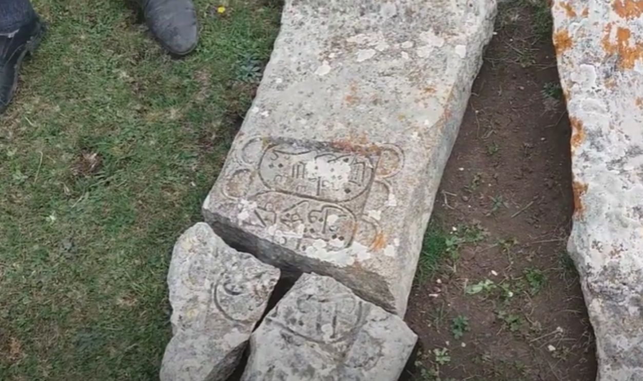 Children’s Graves Suggest Complex Family Structures