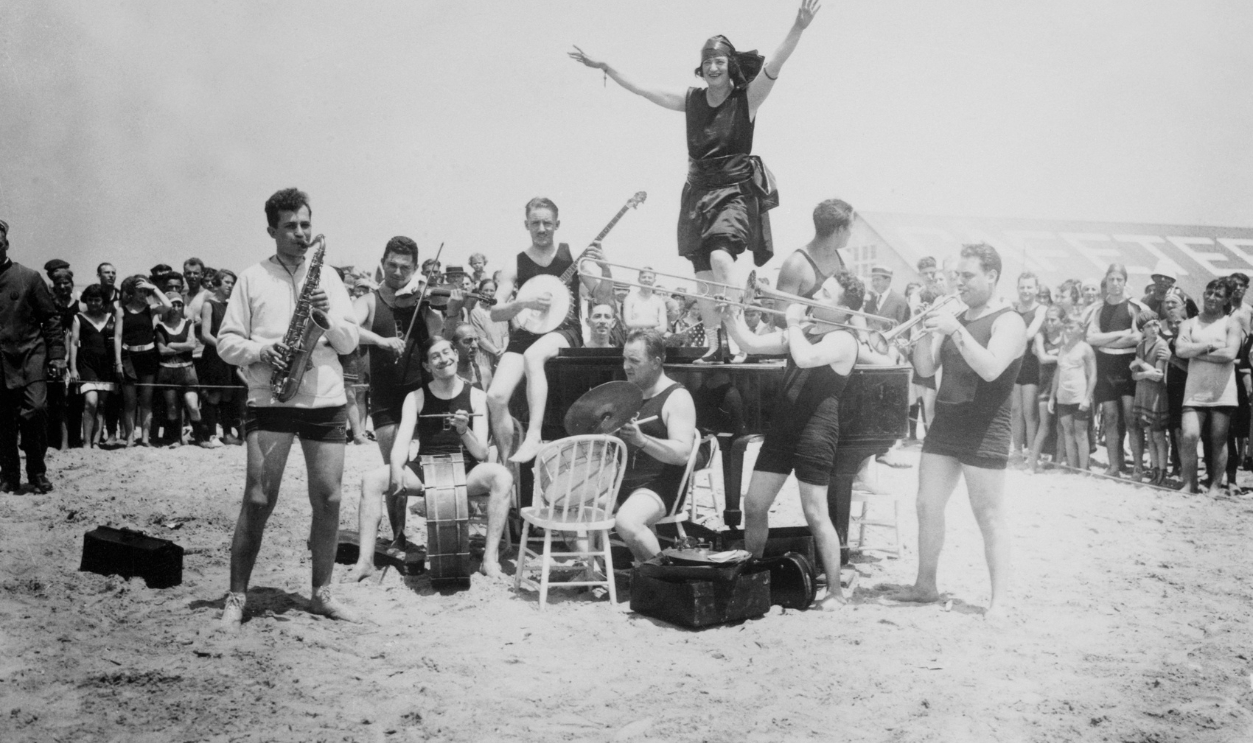 Flapper Dancing -515403732