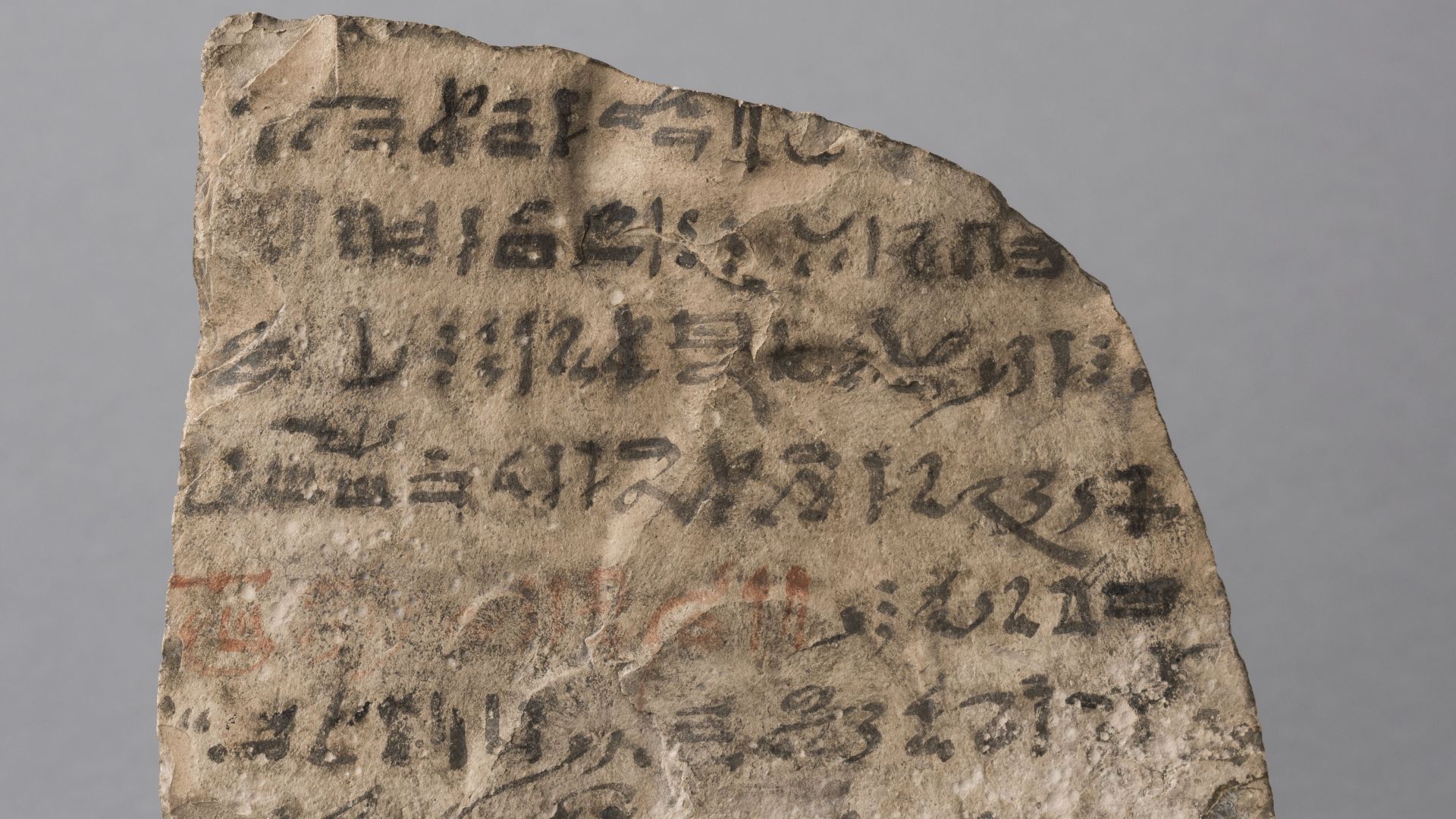 File:Hieratic ostracon inscribed with part of the 'Hymn to the Nile', limestone - Museo Egizio, Turin S 6356 p01.jpg