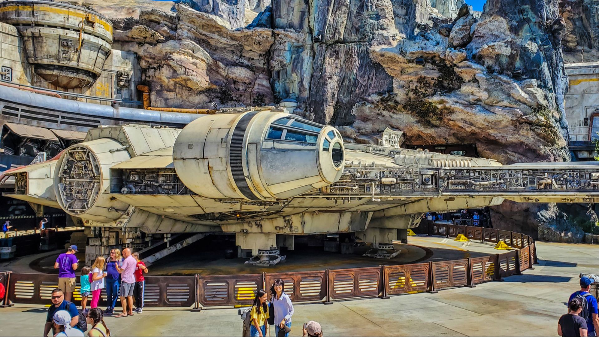 File:Millennium Falcon Star Wars Galaxy's Edge Disneyland Resort in Anaheim, California (48512627247).jpg