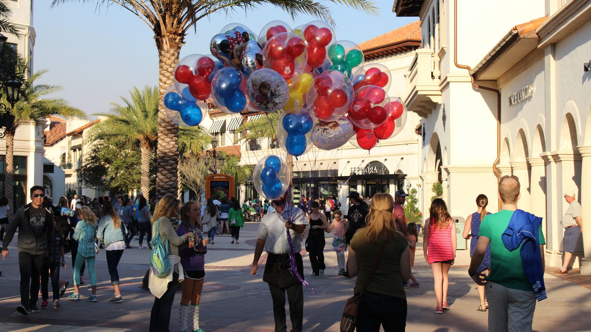 File:Disney balloon vendor, Disney Springs.jpg