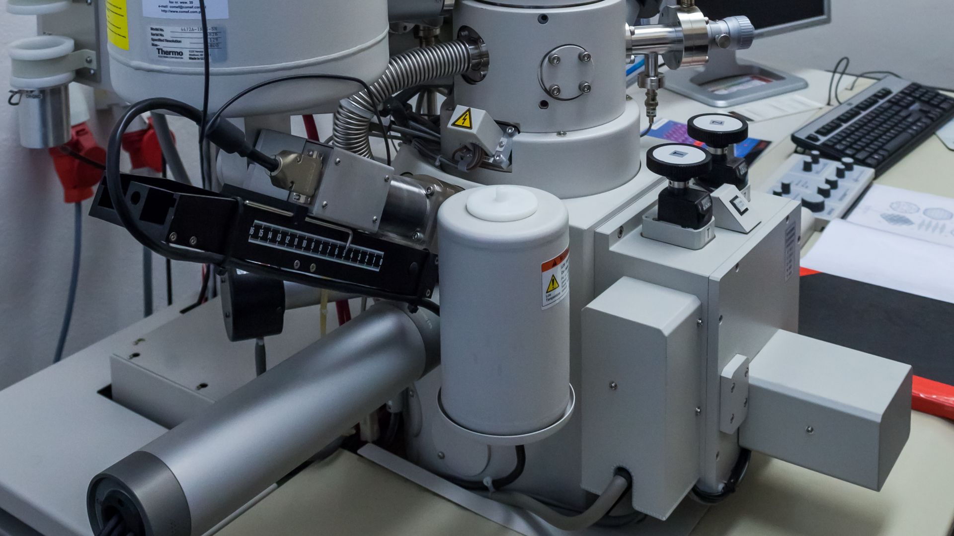 File:Scanning electron microscope - UFCH JH (2020) 03.jpg