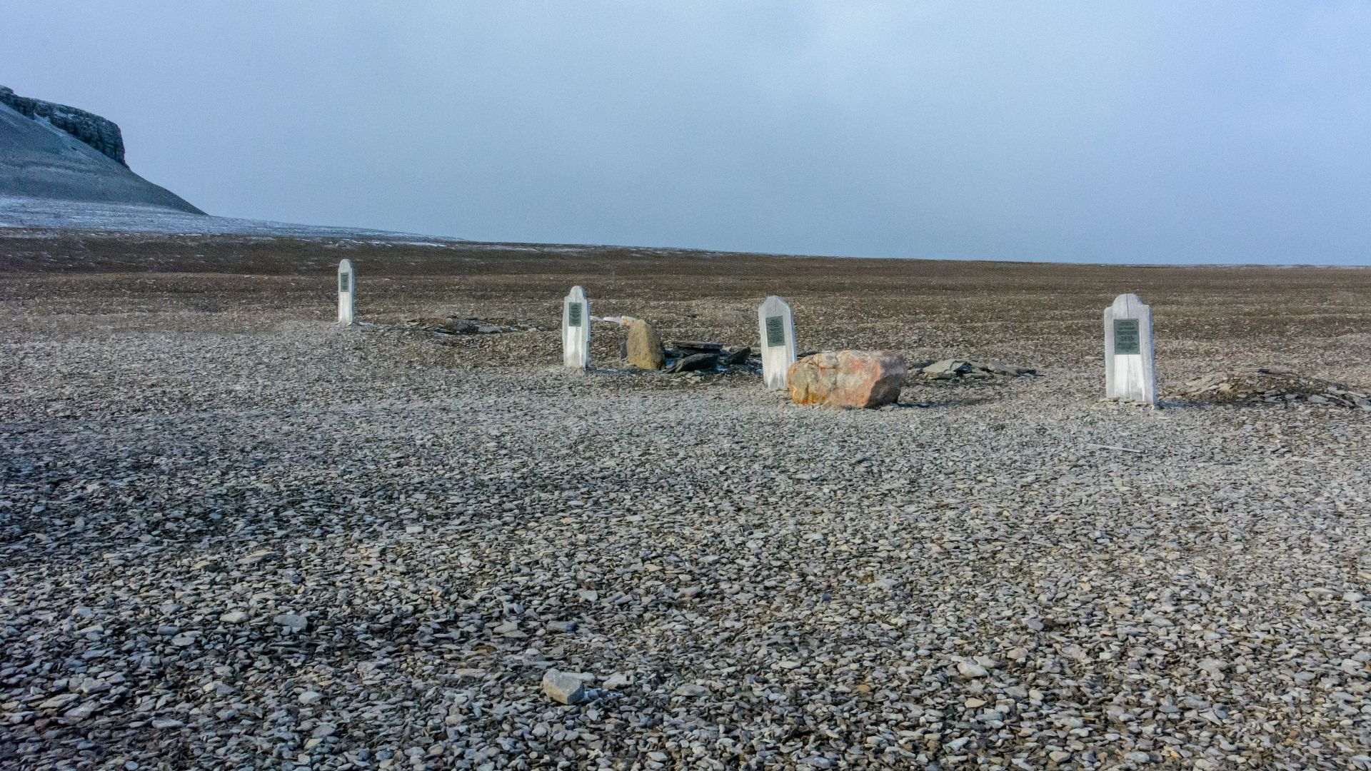File:2018-09-30 01 Franklin Camp grave images, Nunavut Canada 2015-09-11.jpg