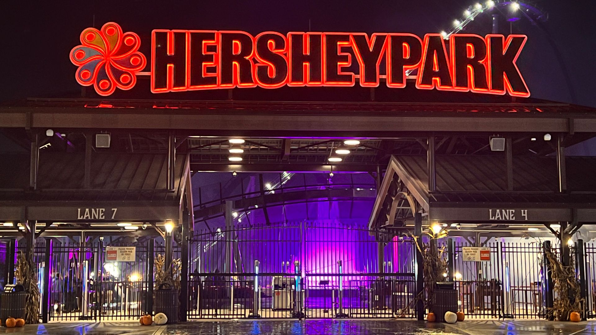 File:Hersheypark Entrance 10-2-2022.jpg