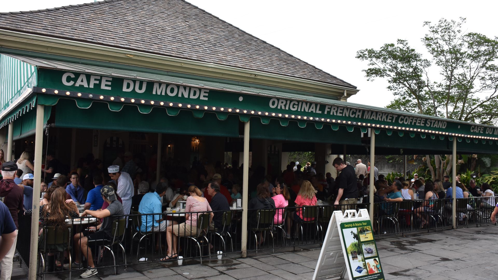 File:Cafe du Monde in New Orleans.JPG