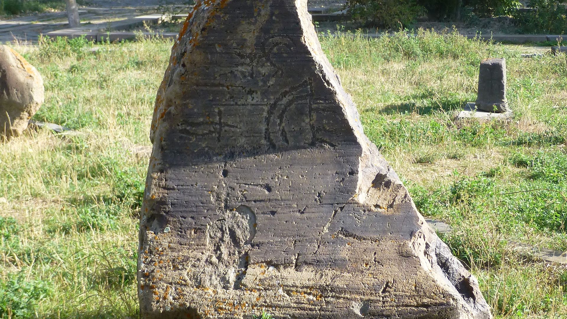 File:Musée de Sissian-Pétroglyphes (2).jpg