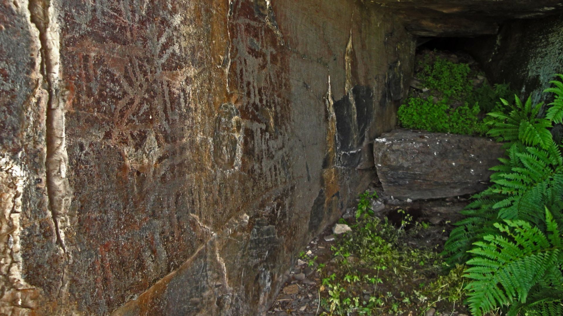 File:Paghaghbyur, Cave with petroglyphs - panoramio.jpg