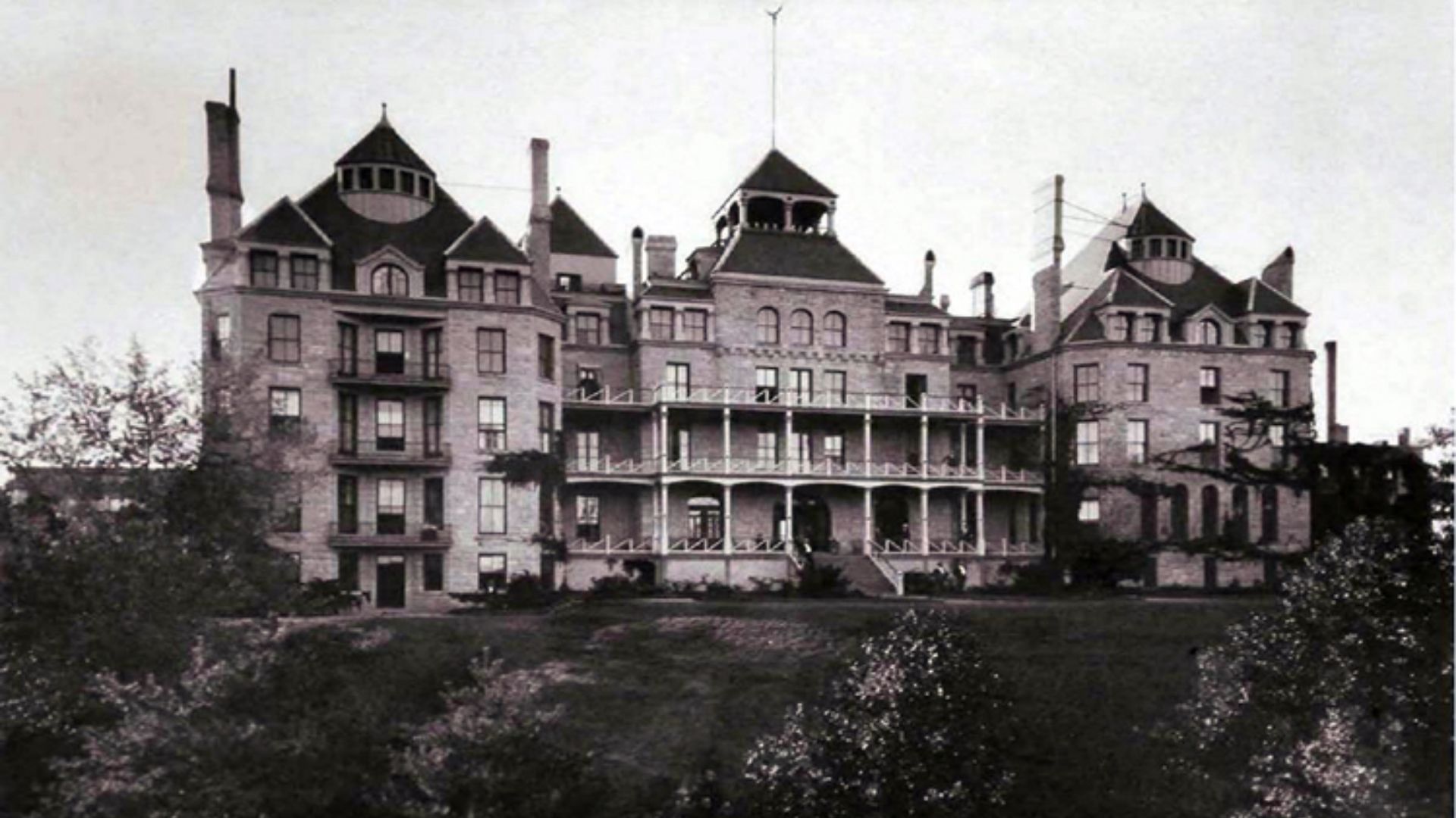 File:Crescent Hotel, Eureka Springs, Arkansas - circa 1890s.jpg