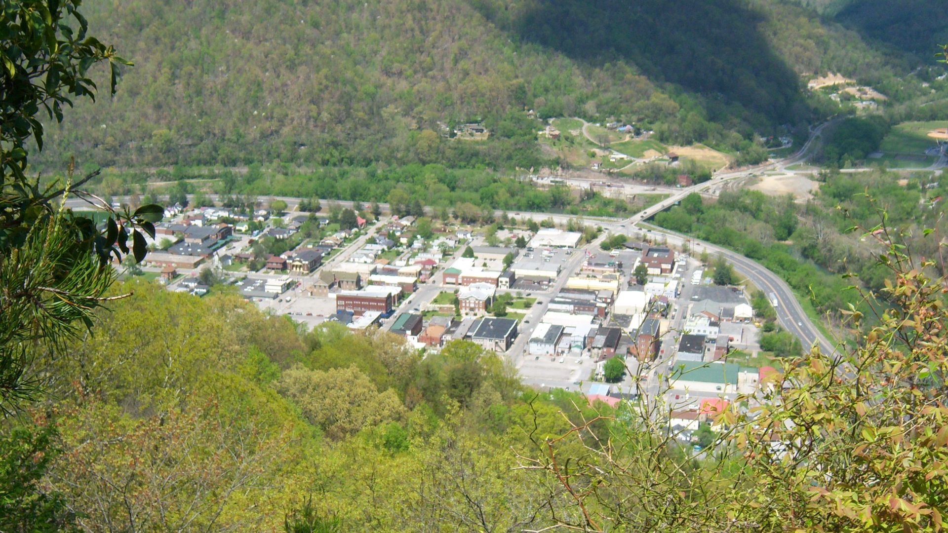 File:Pineville, KY spring.jpg