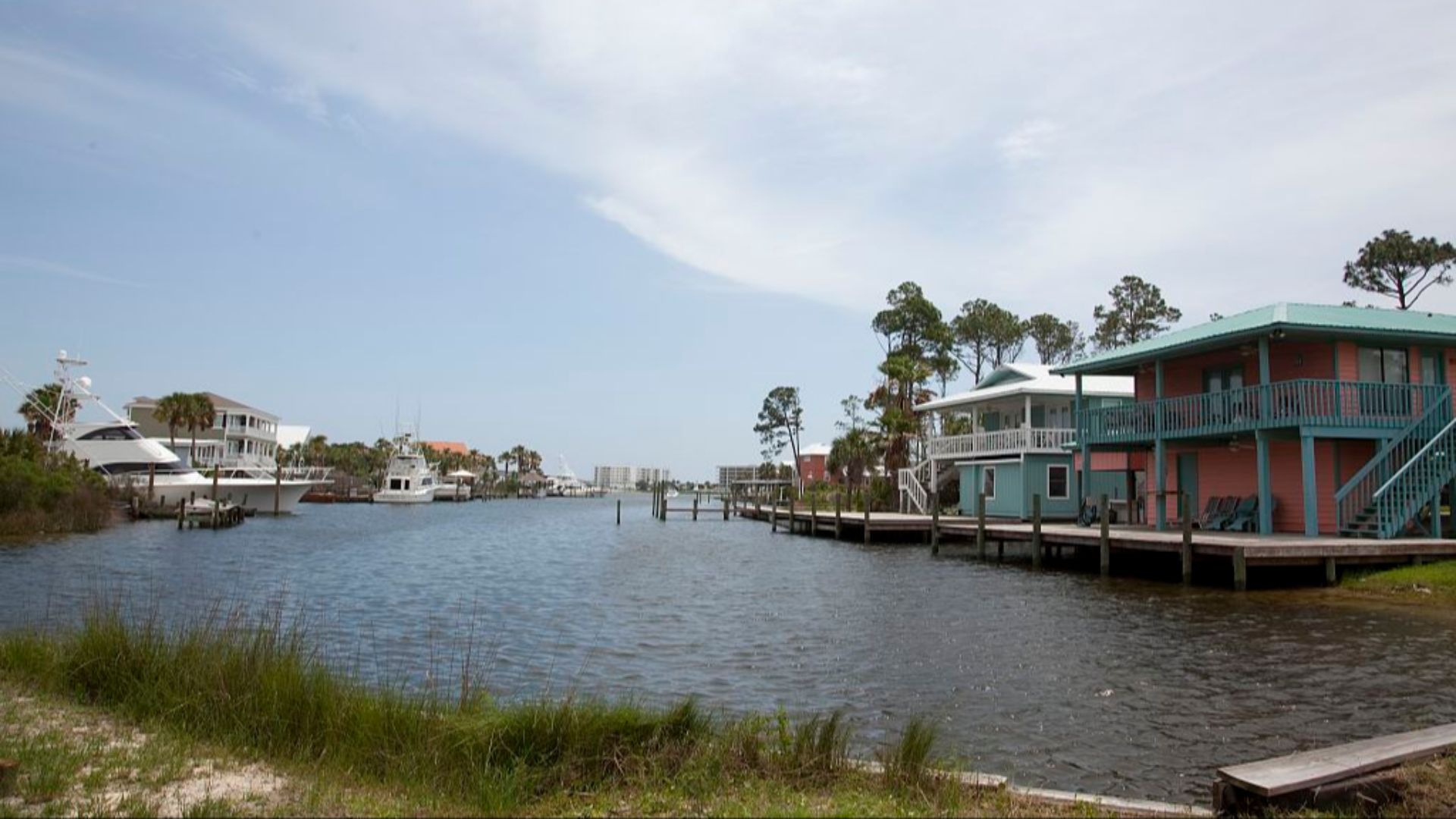File:Gulf Shores Houses on canal.jpg