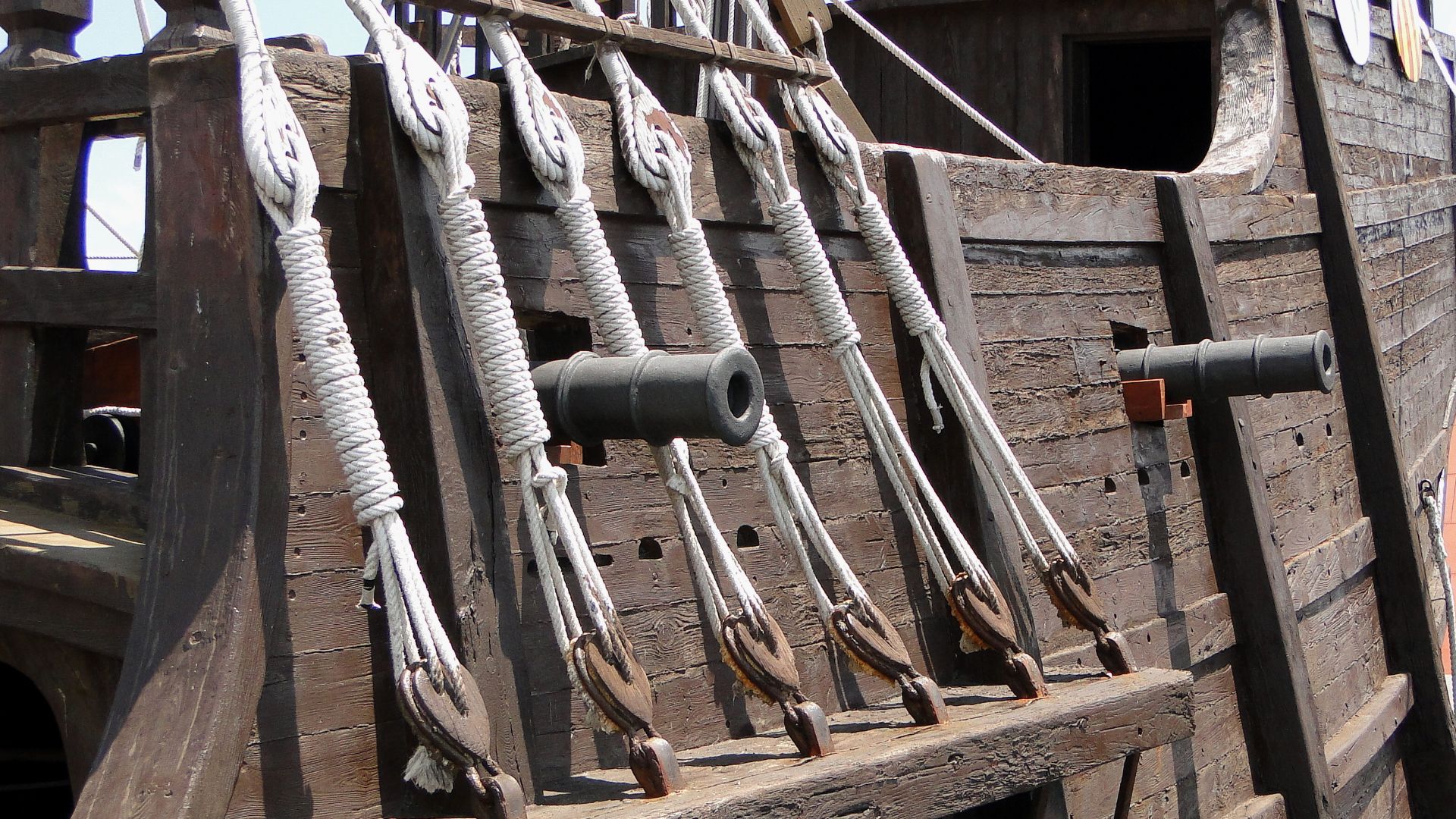 File:Rigging and Cannons - Replica of Columbus Ship Santa Maria - Muelle de la Carabelas - La Rabida - Spain.jpg