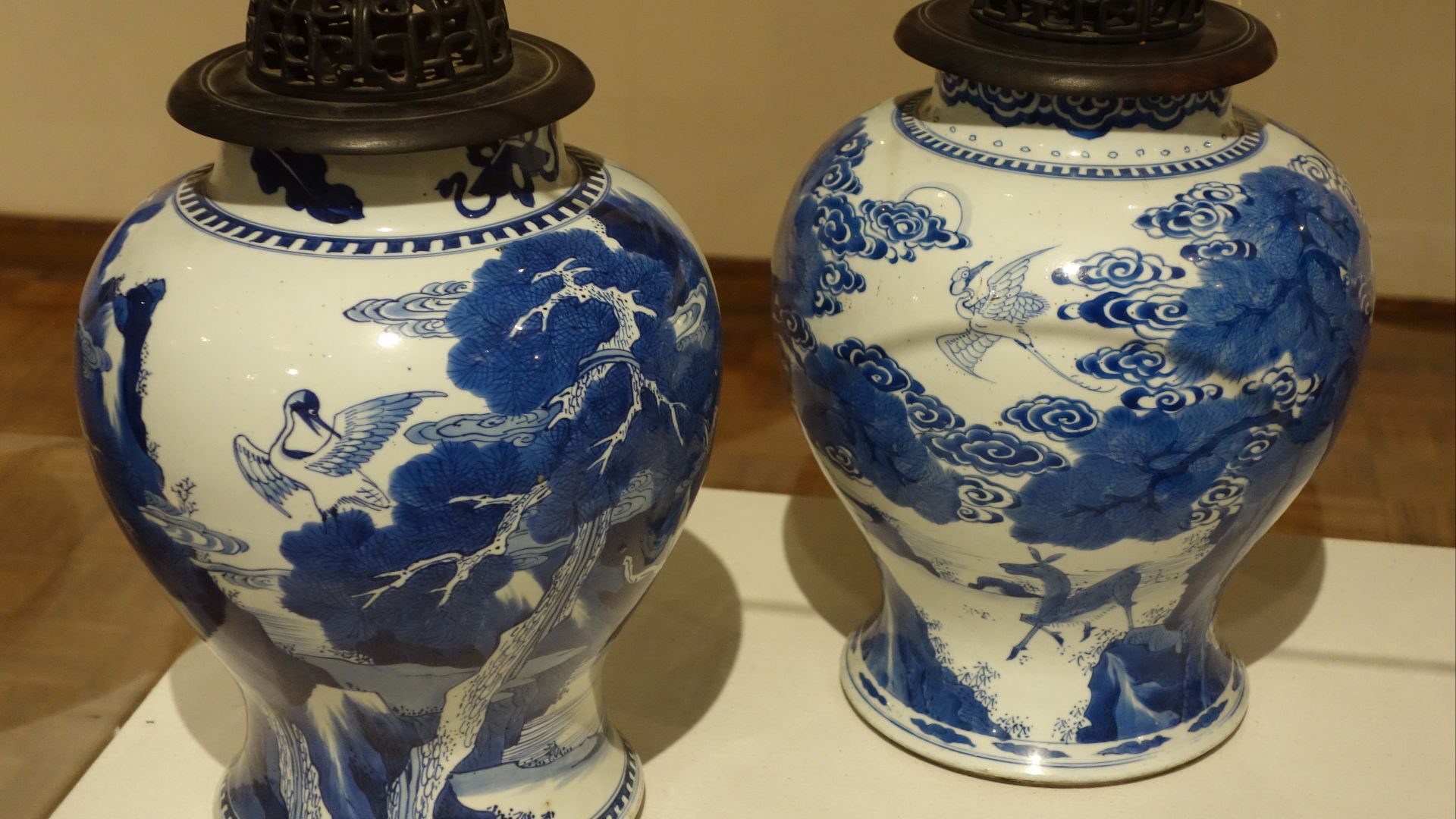 File:Chinese Pair of Baluster Jars, Kangxi Period, 1662-1722, porcelain, glaze, carved wood lids - Huntington Museum of Art - DSC05436.JPG