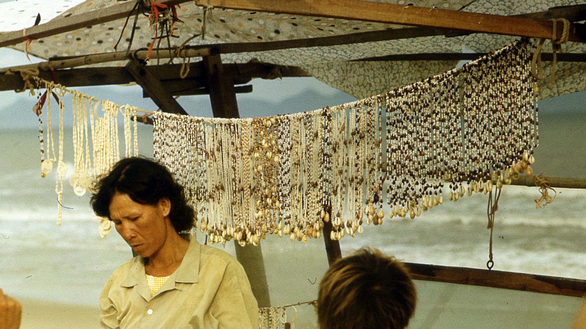 File:Jewelry made of shells.jpg