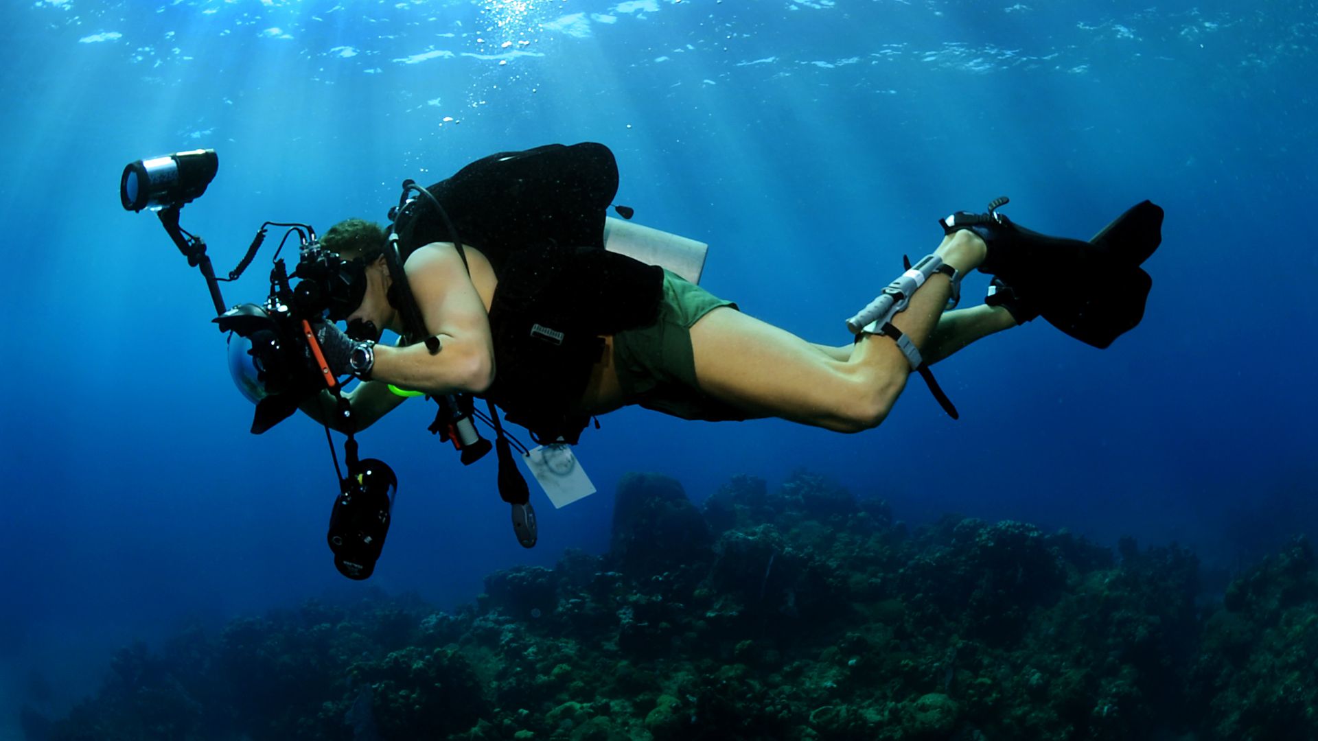 File:US Navy 120209-N-XD935-302 Mass Communication Specialist 1st Class Shane Tuck, assigned to the Expeditionary Combat Camera Underwater Photo Team, c.jpg