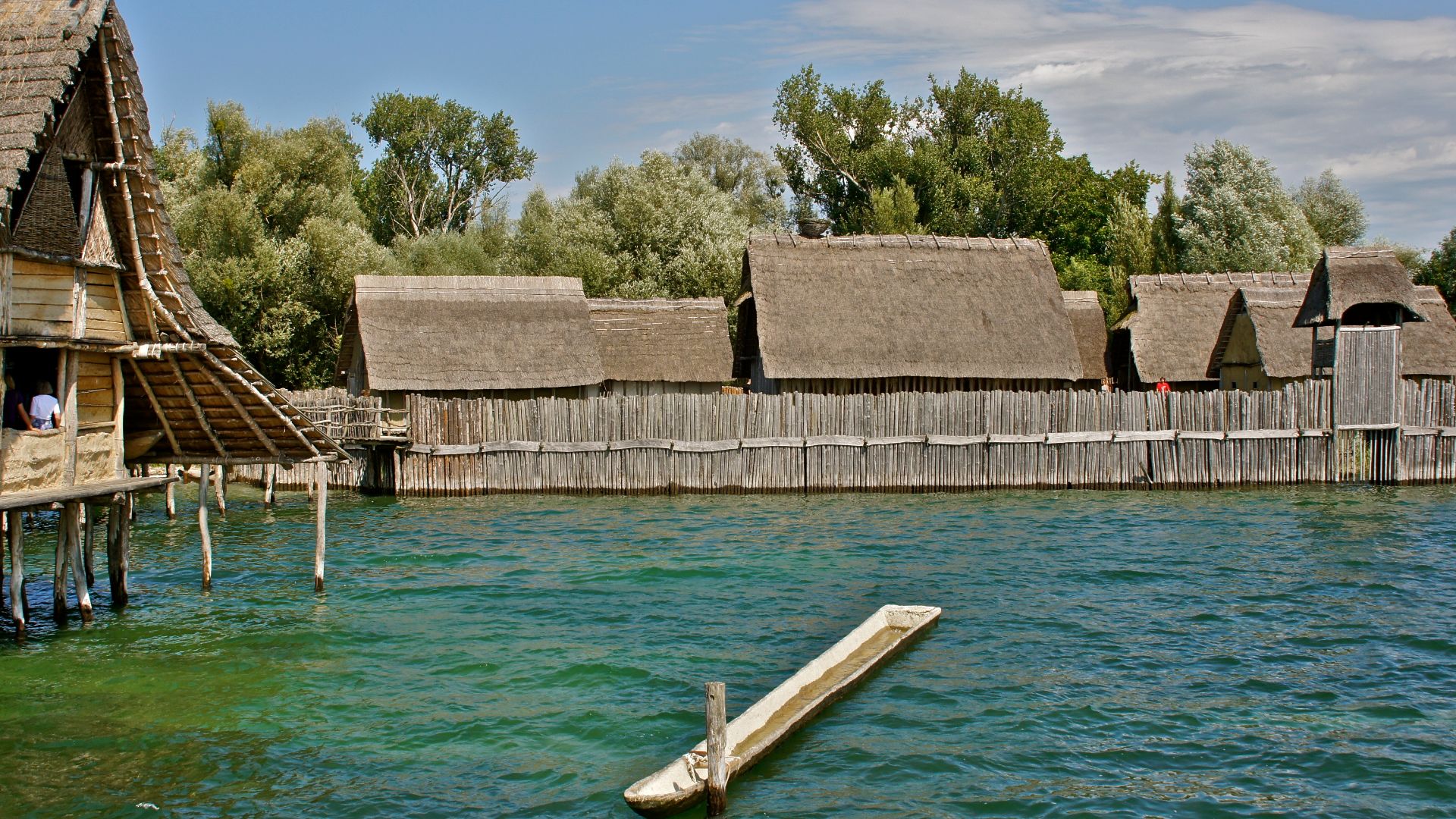 File:Pfahlbauten Bodensee -- Steinzeitdorf (7644121684).jpg