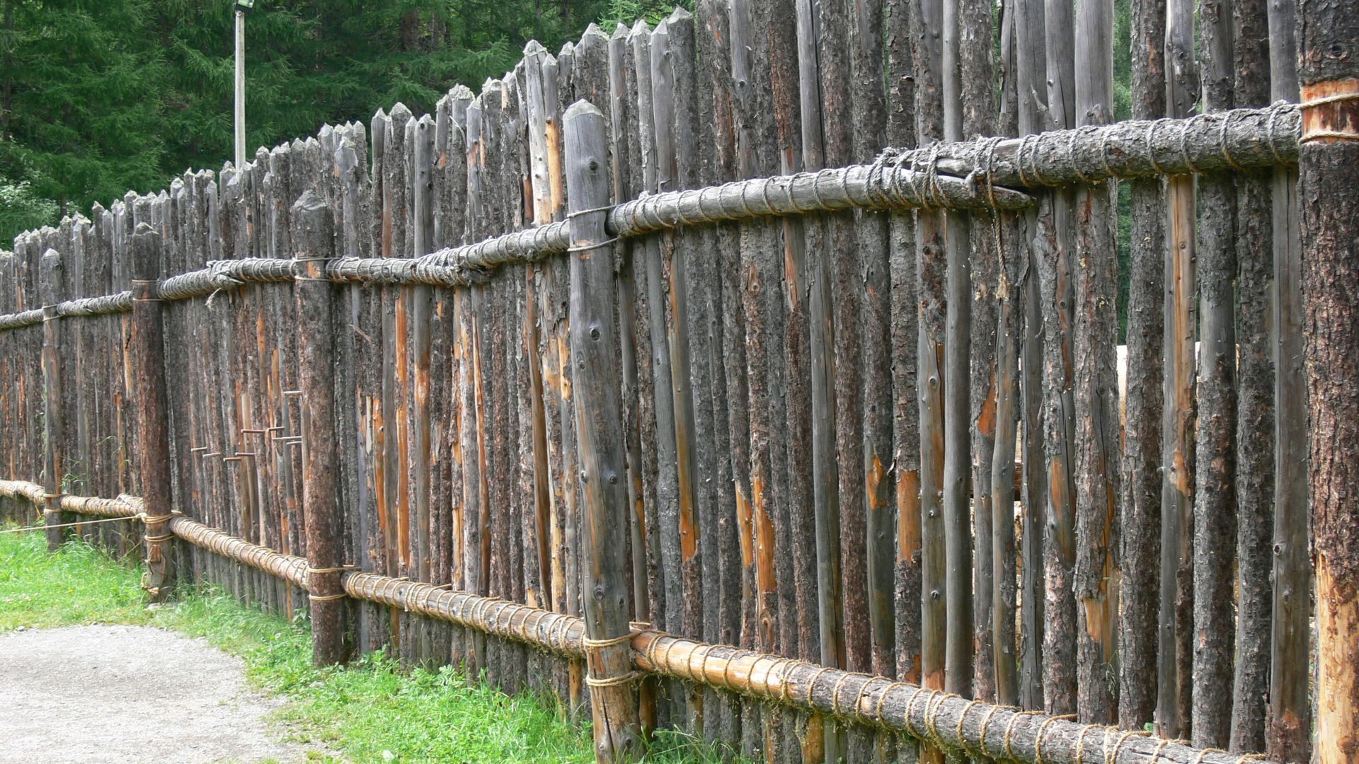 File:Archeoparc - Palisade 1.jpg