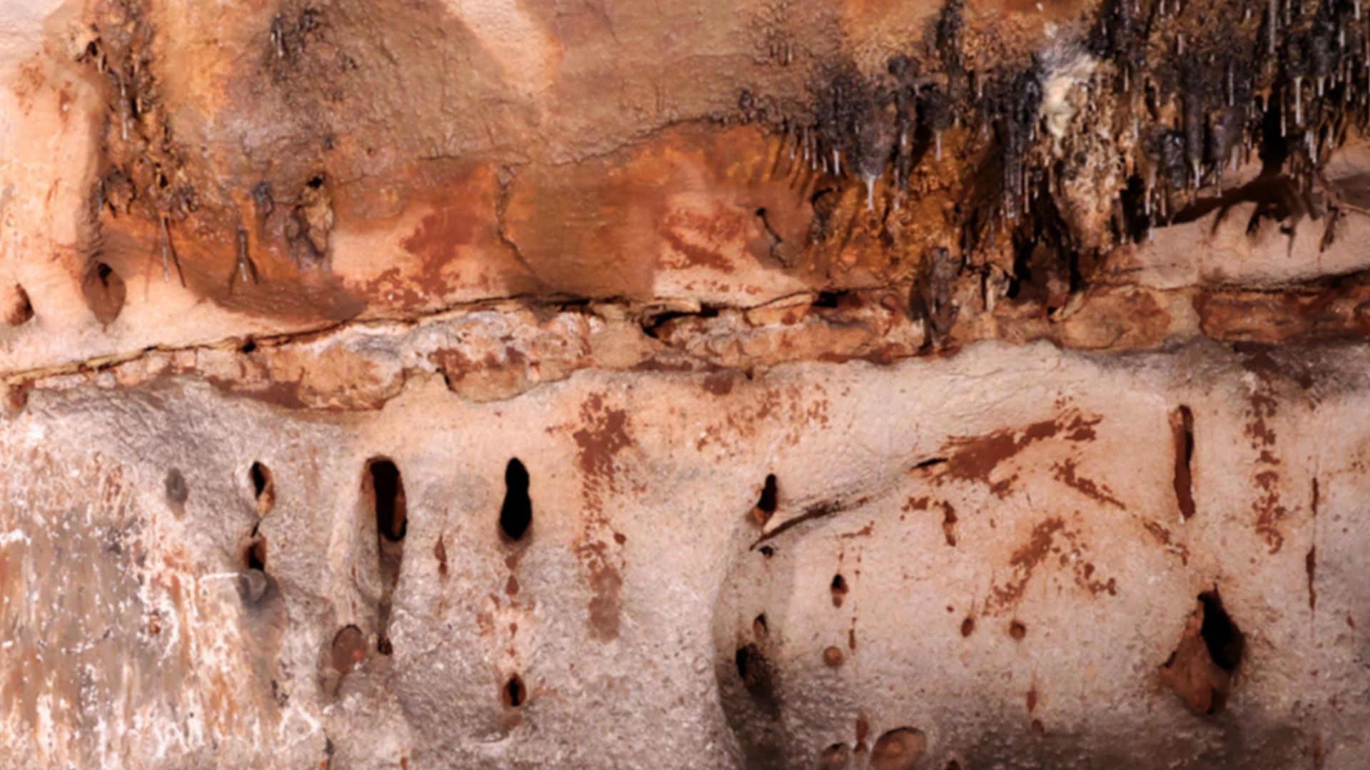 File:Cova Dones clay paintings.png