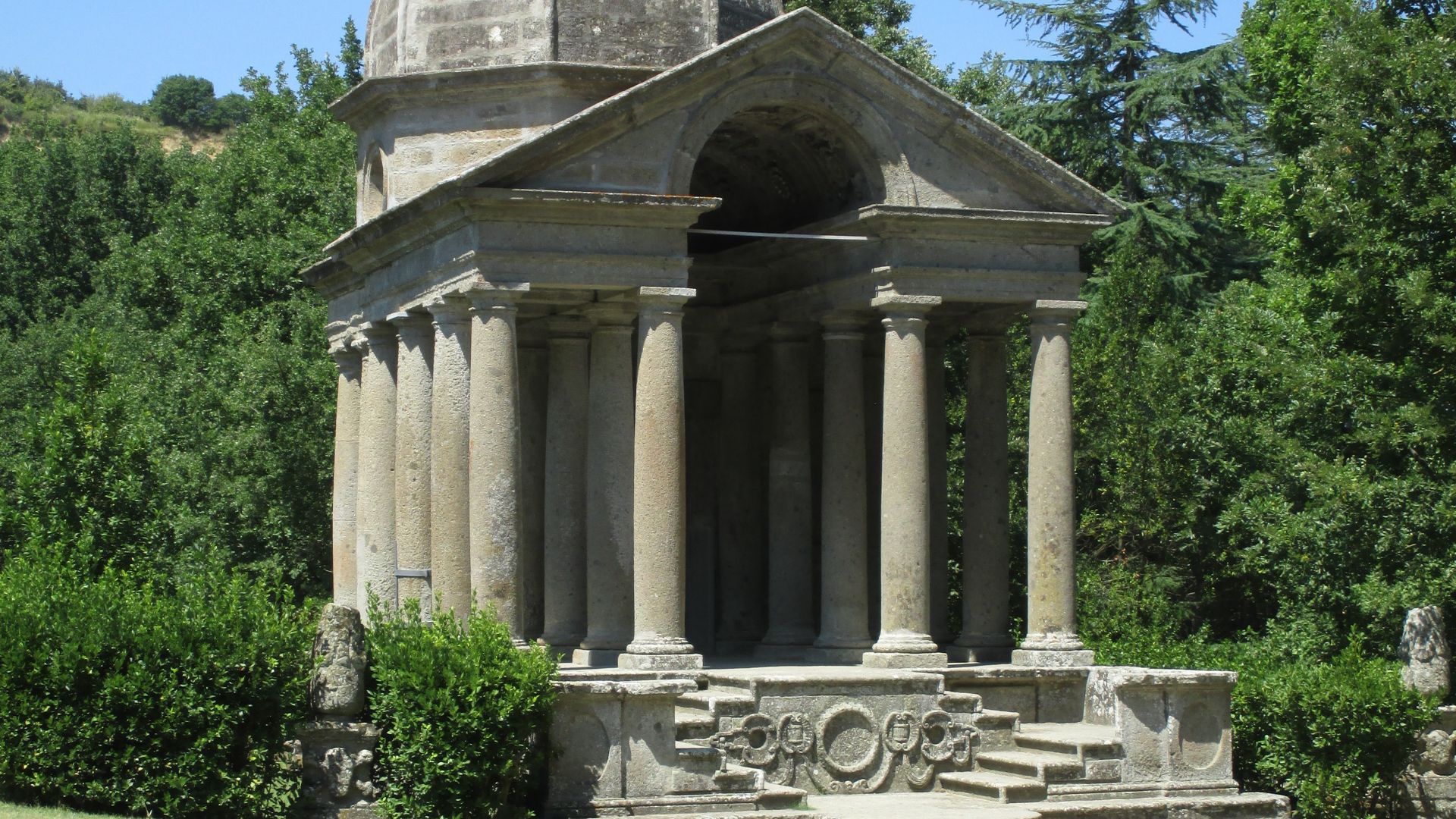 File:Bomarzo -Parco dei Mostri, tempietto-.JPG