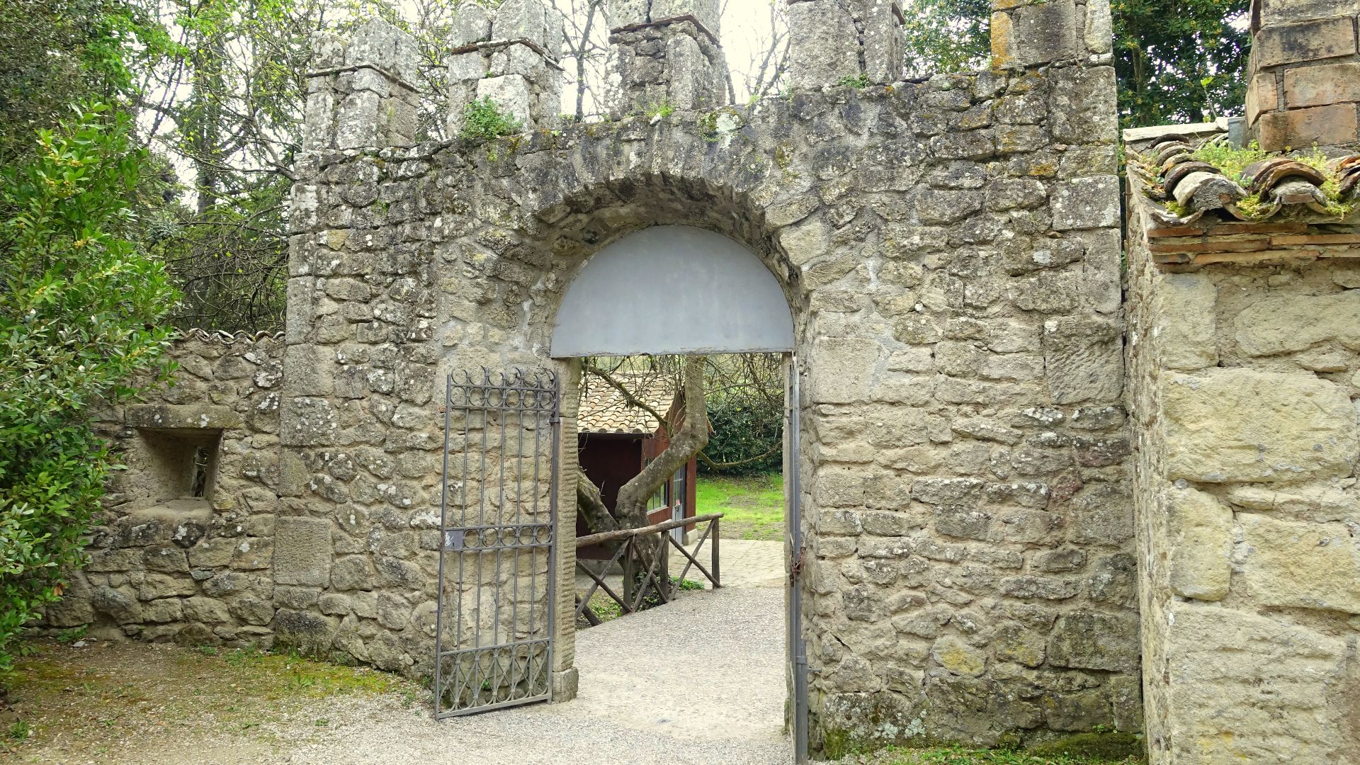 File:Gate - Parco dei Mostri - Bomarzo, Italy - DSC02431.jpg