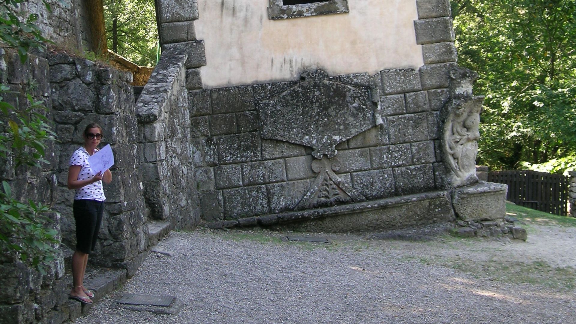 File:Bomarzo parco mostri casa pendente.jpg