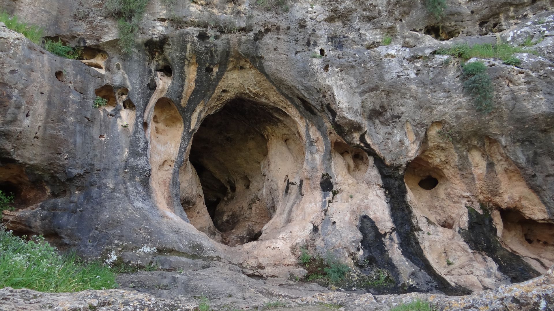 File:Skhul Cave 2018 (4).jpg