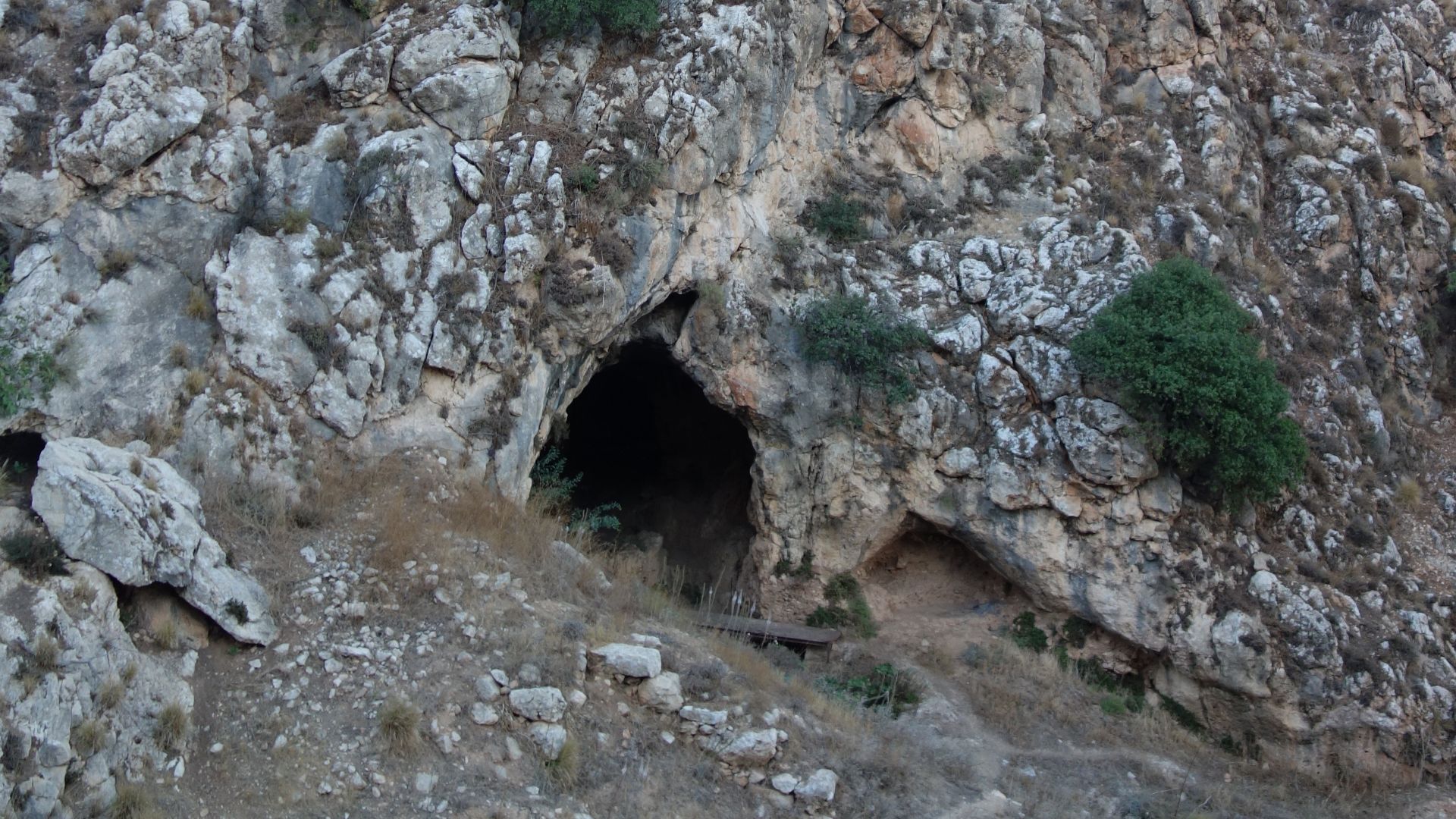 File:Eingang der Qafzeh-Höhle.jpg