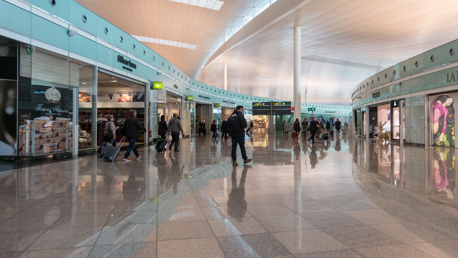 File:17-12-04-Aeropuerto de Barcelona-El Prat-RalfR-DSCF0694.jpg